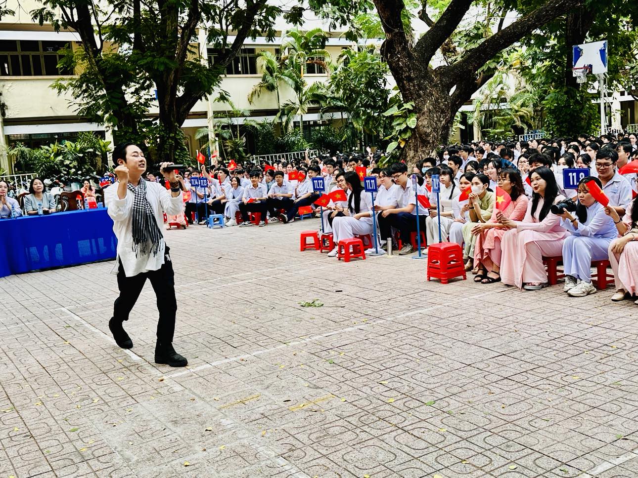 Đ&ocirc;ng Qu&acirc;n, Tuyết Nhung, Di Oanh h&aacute;t vang b&agrave;i ca chiến thắng "S&acirc;n khấu học đường" - Ảnh 4.