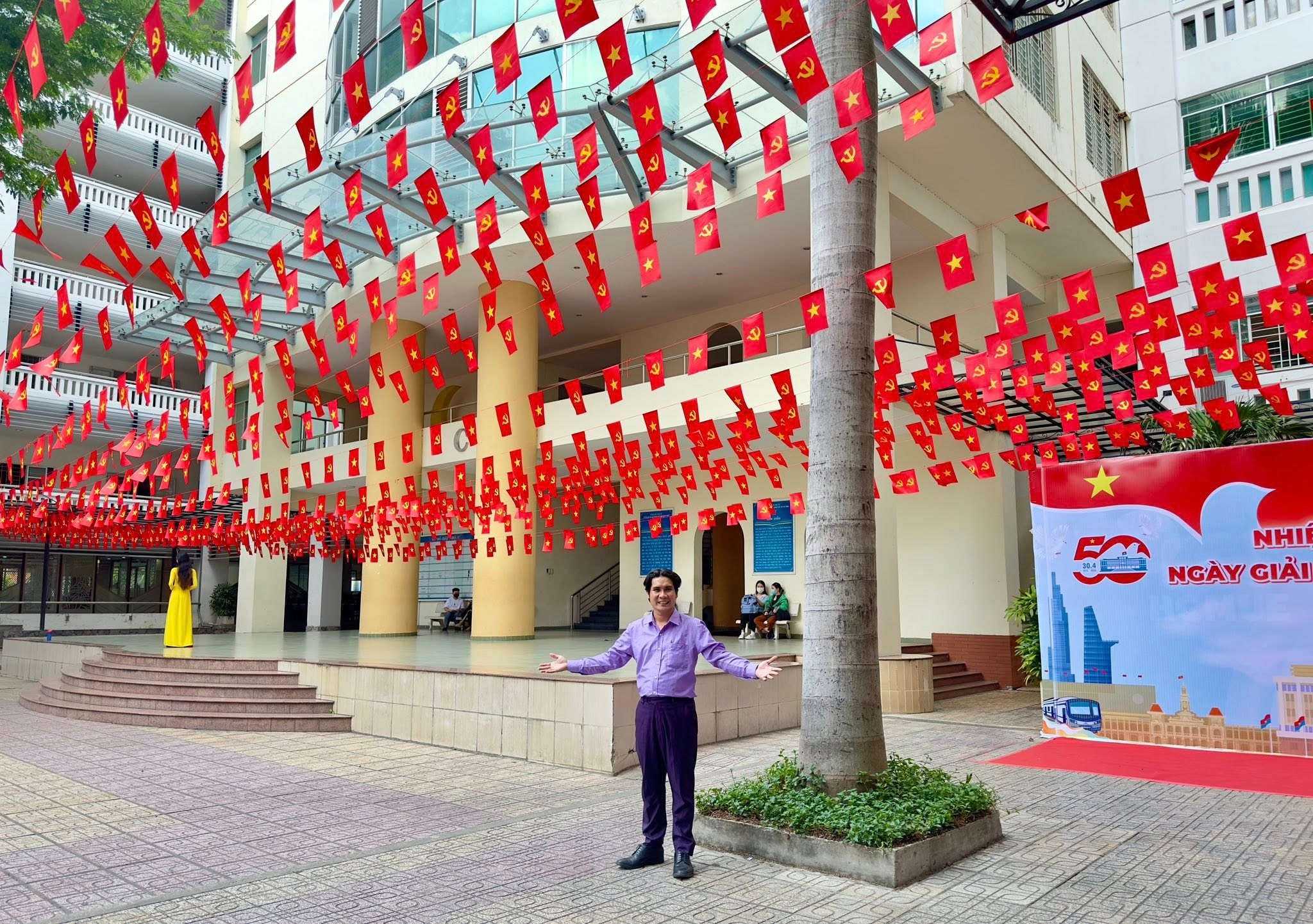 Ngắm những ngôi trường rợp bóng cờ tại TP HCM- Ảnh 10.