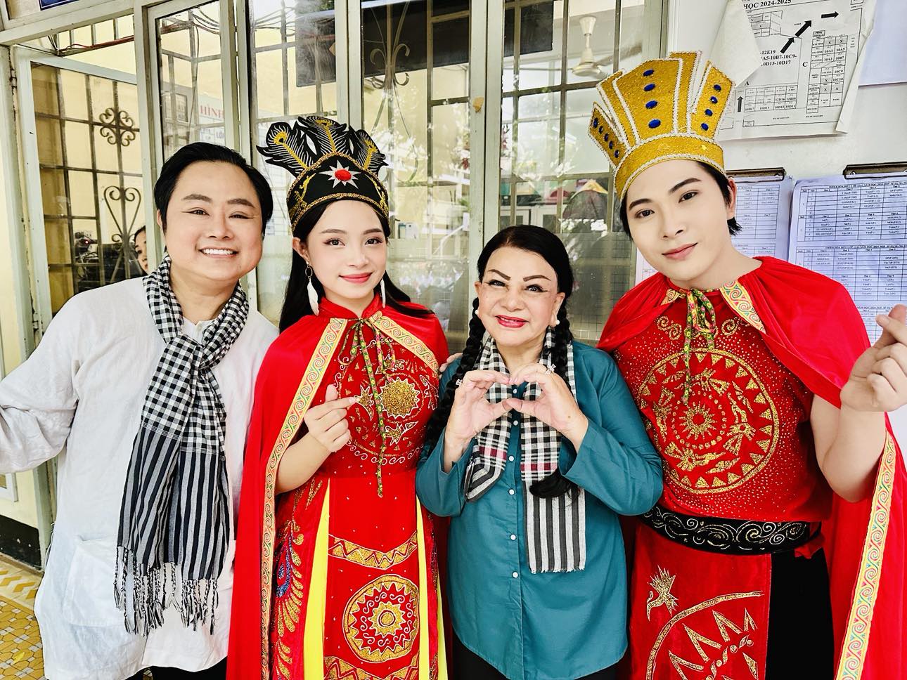 Đ&ocirc;ng Qu&acirc;n, Tuyết Nhung, Di Oanh h&aacute;t vang b&agrave;i ca chiến thắng "S&acirc;n khấu học đường" - Ảnh 3.