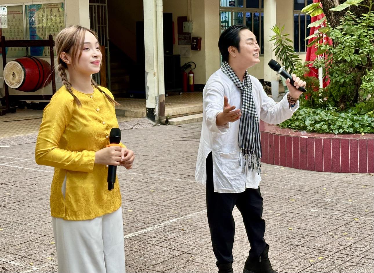 Đ&ocirc;ng Qu&acirc;n, Tuyết Nhung, Di Oanh h&aacute;t vang b&agrave;i ca chiến thắng "S&acirc;n khấu học đường" - Ảnh 5.