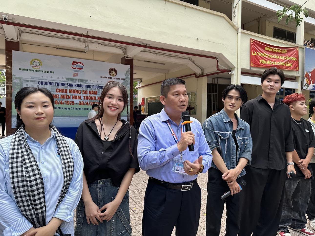 Đ&ocirc;ng Qu&acirc;n, Tuyết Nhung, Di Oanh h&aacute;t vang b&agrave;i ca chiến thắng "S&acirc;n khấu học đường" - Ảnh 1.