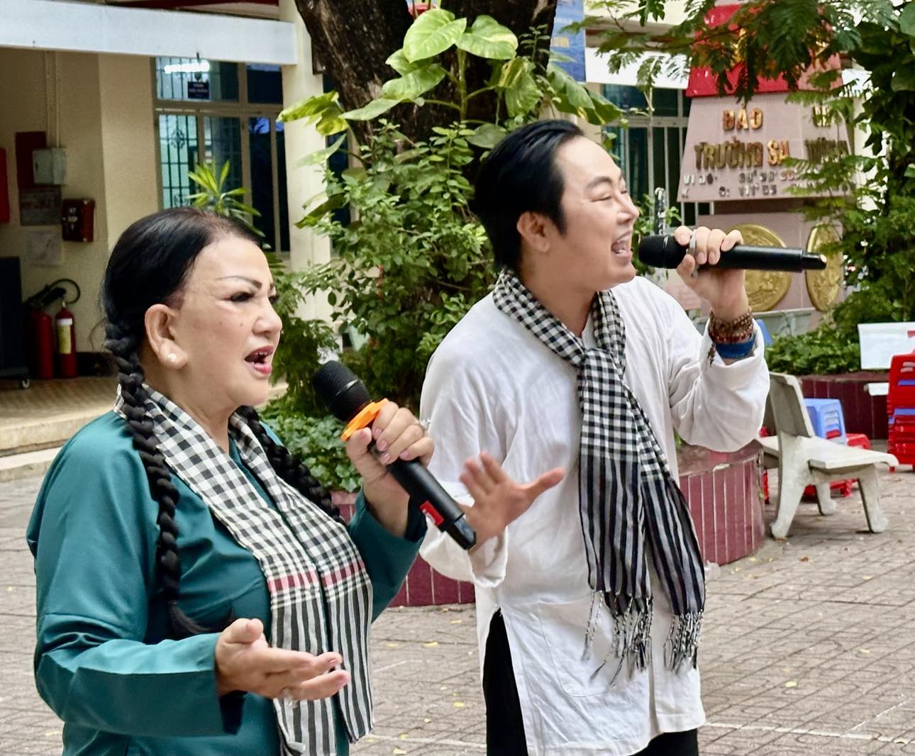 Đ&ocirc;ng Qu&acirc;n, Tuyết Nhung, Di Oanh h&aacute;t vang b&agrave;i ca chiến thắng "S&acirc;n khấu học đường" - Ảnh 2.