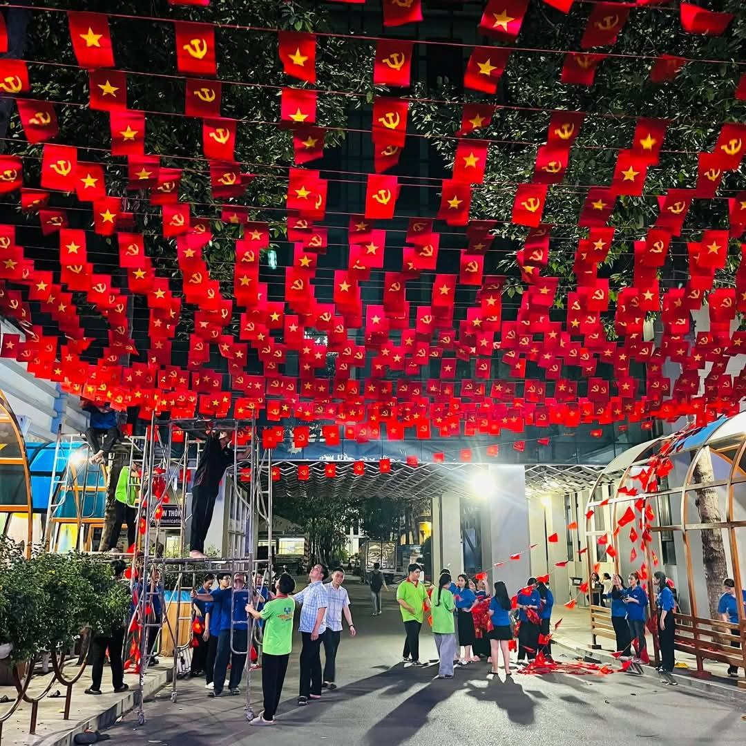 Ngắm những ngôi trường rợp bóng cờ tại TP HCM- Ảnh 7.