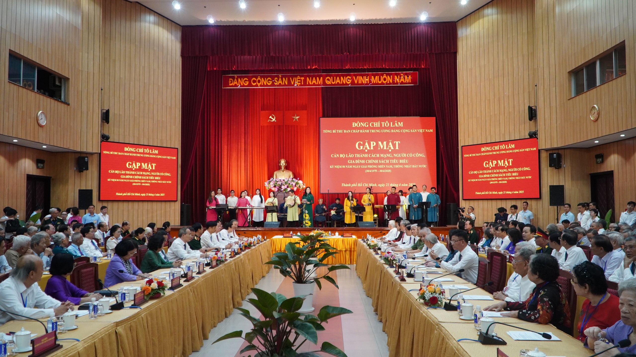 Tổng B&iacute; thư T&ocirc; L&acirc;m gặp mặt c&aacute;n bộ l&atilde;o th&agrave;nh c&aacute;ch mạng, người c&oacute; c&ocirc;ng ti&ecirc;u biểu tại TP HCM- Ảnh 4.