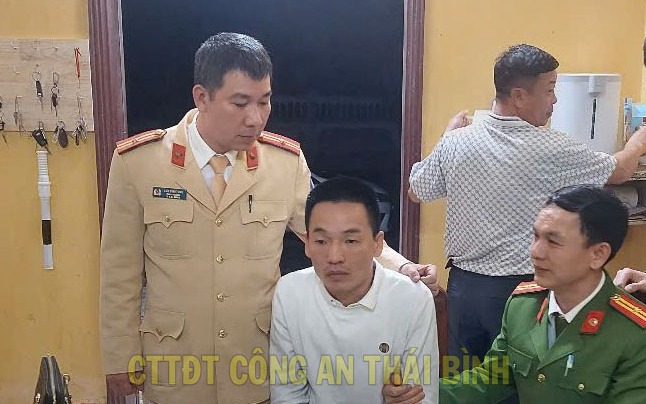 Bắt tài xế tàng trữ ma tuý, đạn, pháo