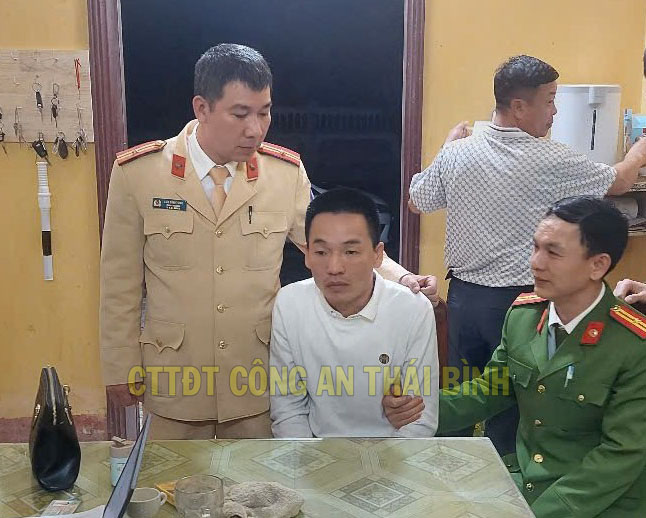 Bắt tài xế tàng trữ ma tuý, đạn, pháo- Ảnh 1.