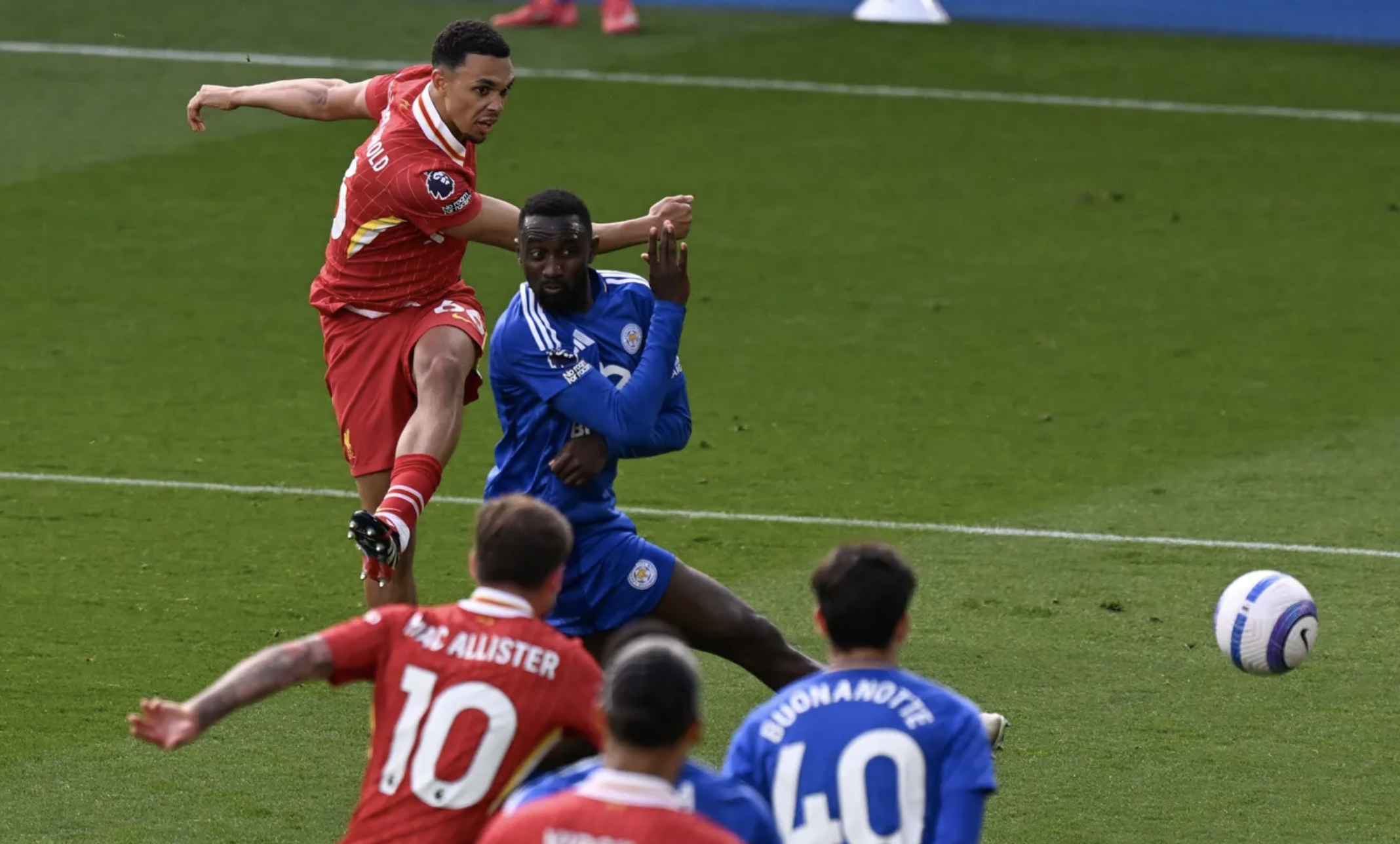 Alexander-Arnold n&oacute;i về m&agrave;n ăn mừng sau khi ghi b&agrave;n đưa Liverpool chạm tay v&agrave;o c&uacute;p v&ocirc; địch- Ảnh 4.