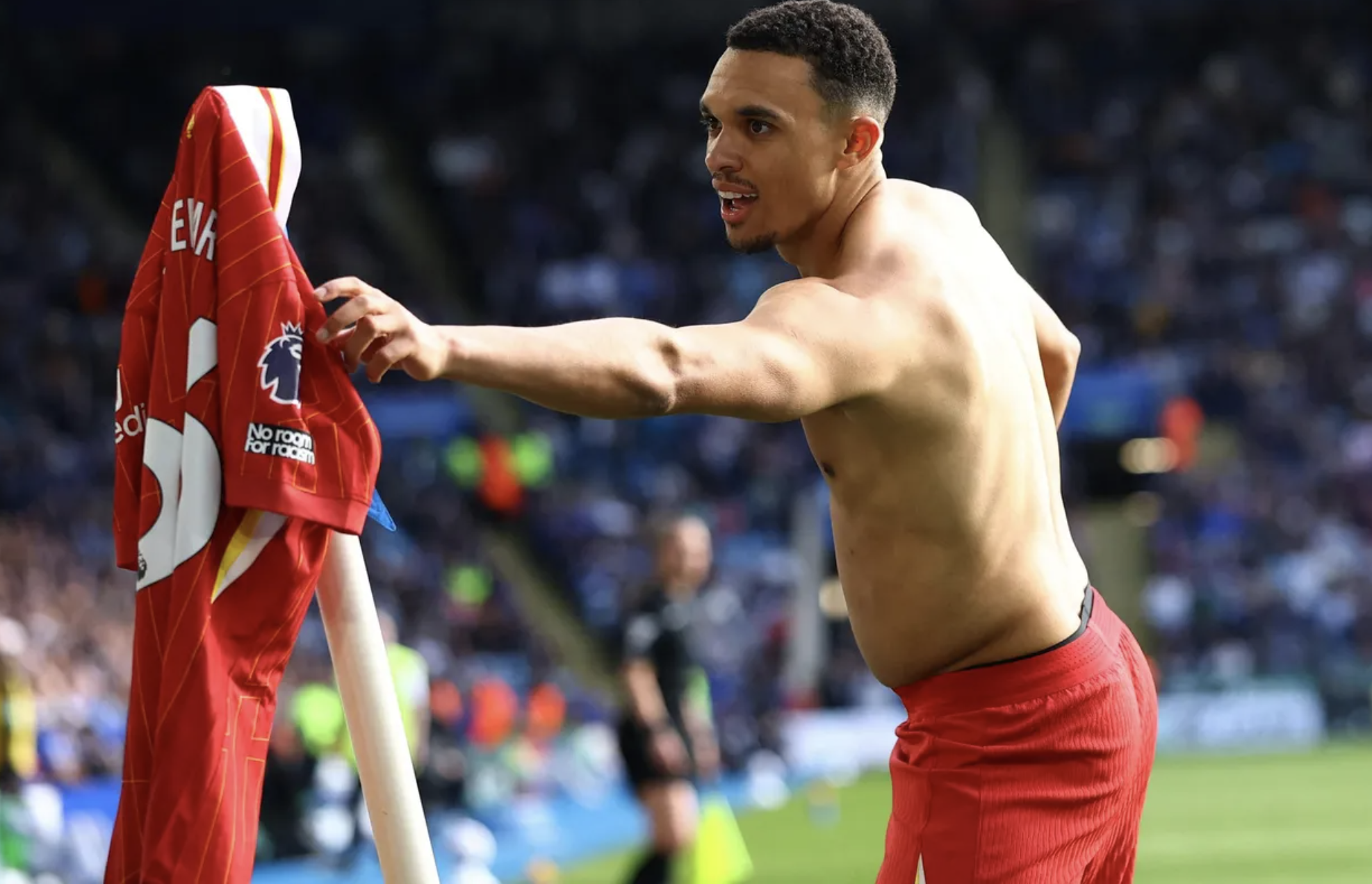Alexander-Arnold n&oacute;i về m&agrave;n ăn mừng sau khi ghi b&agrave;n đưa Liverpool chạm tay v&agrave;o c&uacute;p v&ocirc; địch- Ảnh 7.
