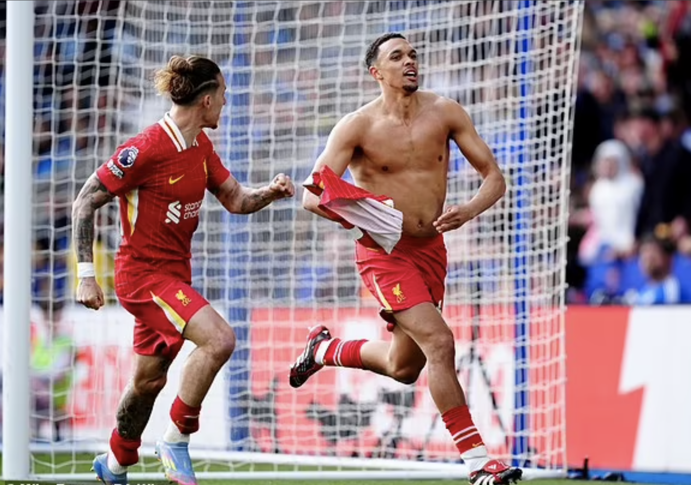 Alexander-Arnold n&oacute;i về m&agrave;n ăn mừng sau khi ghi b&agrave;n đưa Liverpool chạm tay v&agrave;o c&uacute;p v&ocirc; địch- Ảnh 5.
