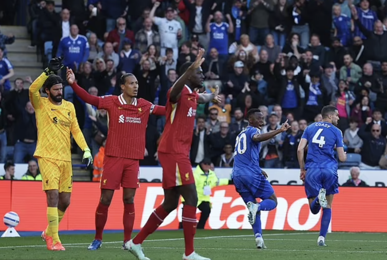 Alexander-Arnold n&oacute;i về m&agrave;n ăn mừng sau khi ghi b&agrave;n đưa Liverpool chạm tay v&agrave;o c&uacute;p v&ocirc; địch- Ảnh 3.