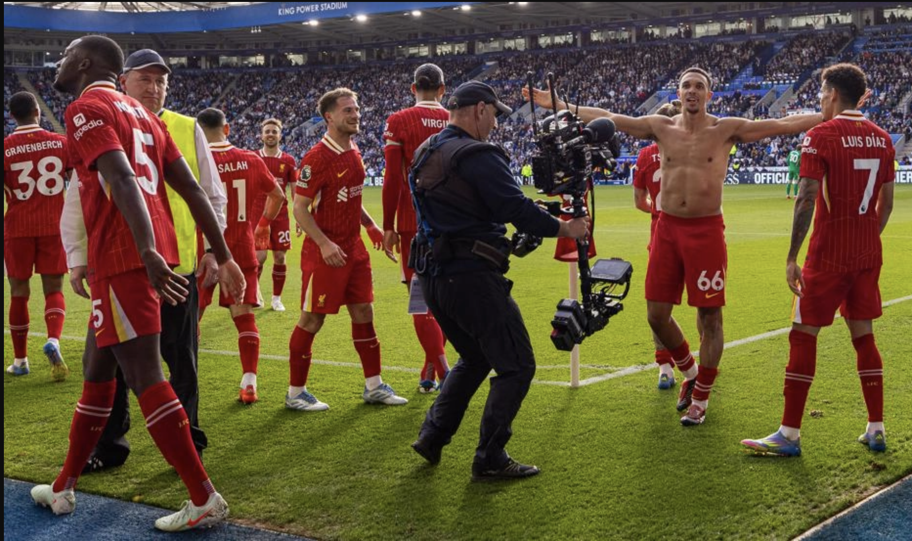 Alexander-Arnold n&oacute;i về m&agrave;n ăn mừng sau khi ghi b&agrave;n đưa Liverpool chạm tay v&agrave;o c&uacute;p v&ocirc; địch- Ảnh 10.