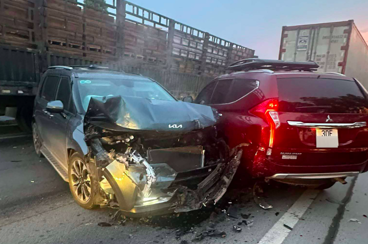 Tai nạn giao th&ocirc;ng nghi&ecirc;m trọng, 11 xe &ocirc; t&ocirc; t&ocirc;ng nhau li&ecirc;n ho&agrave;n tr&ecirc;n cao tốc- Ảnh 2.