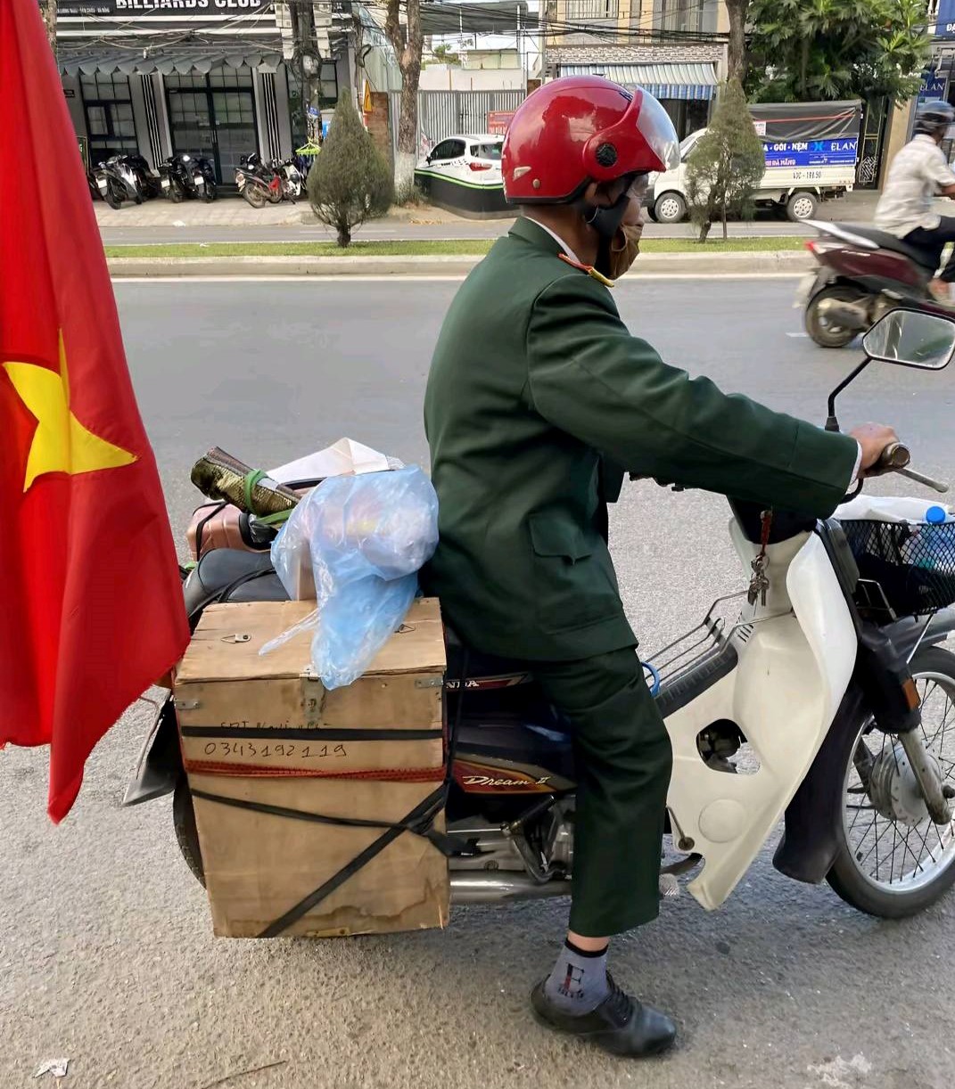 VIDEO: Cựu chiến binh 76 tuổi tự lái xe máy đi hơn 1.500 km vào TP HCM xem diễu binh 30-4- Ảnh 2.