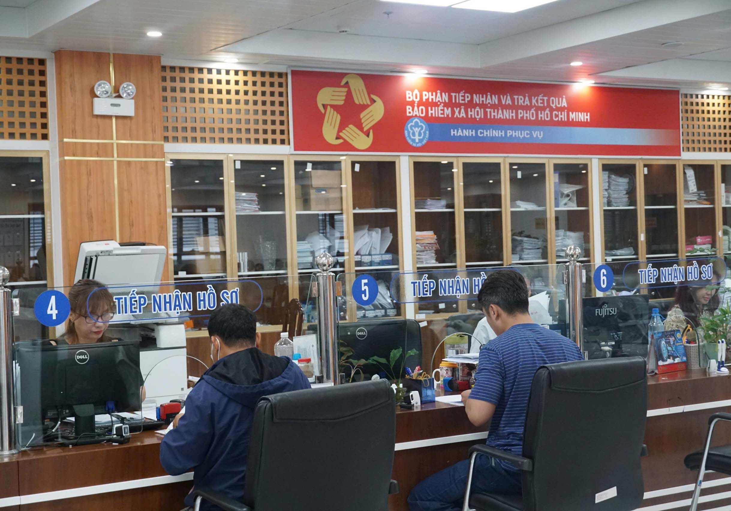 Người dân làm thủ tục BHXH tại BHXH TP HCM