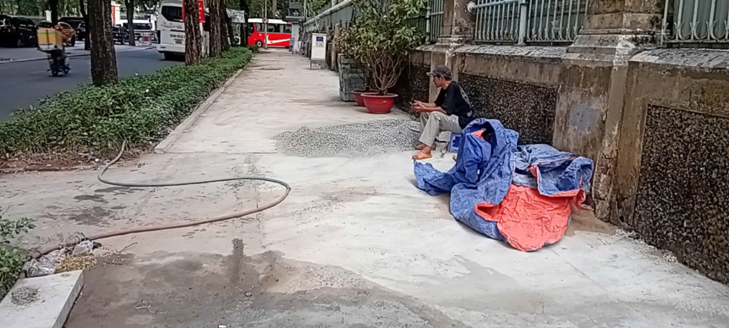 Quận 1 tăng tốc “khoác áo mới” cho vỉa hè- Ảnh 1.