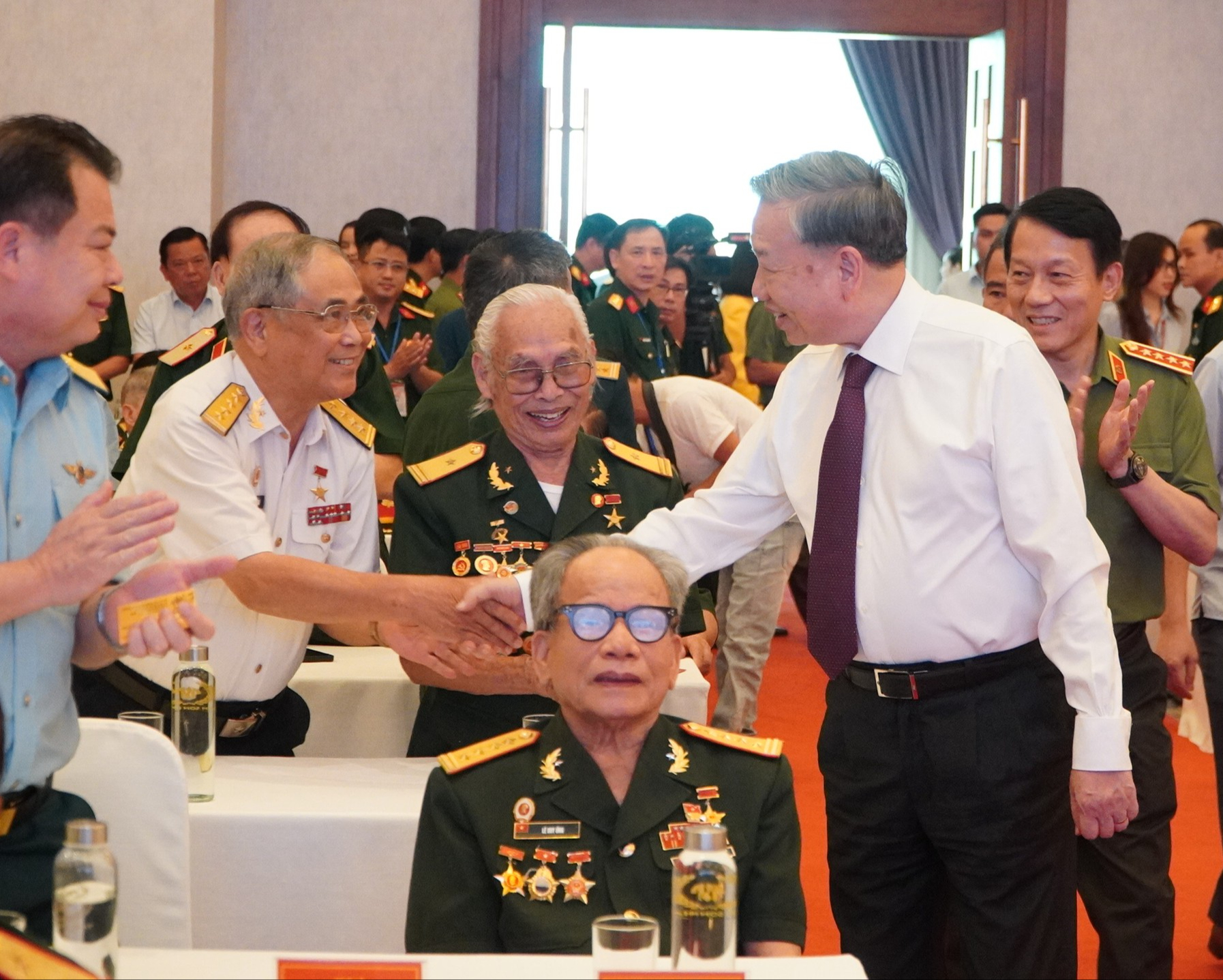 Tổng B&iacute; thư T&ocirc; L&acirc;m gặp mặt c&aacute;c đại biểu từng tham gia Chiến dịch Hồ Ch&iacute; Minh tại TP HCM- Ảnh 2.