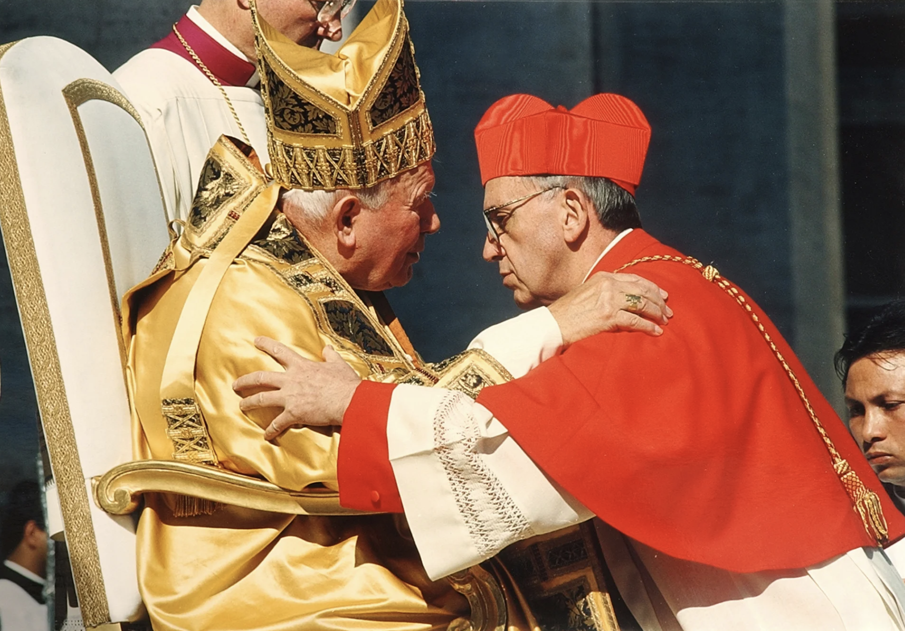 Đức Gi&aacute;o ho&agrave;ng John Paul II, b&ecirc;n tr&aacute;i, &ocirc;m Đức Hồng y Jorge Mario Bergoglio v&agrave;o ng&agrave;y &ocirc;ng được phong l&agrave;m hồng y tại Vatican năm 2013. Ảnh: AP