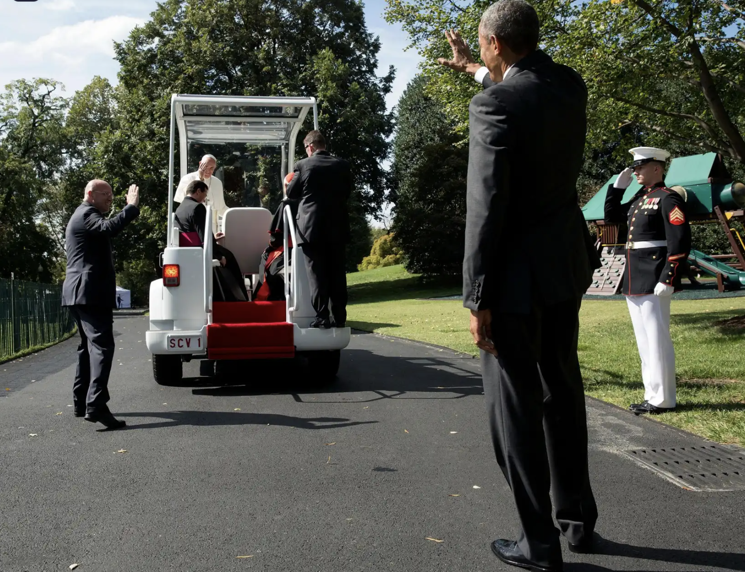 Cựu Tổng thống Barack Obama ch&agrave;o tạm biệt Gi&aacute;o ho&agrave;ng Francis sau cuộc gặp tại Nh&agrave; Trắng năm 2015. Ảnh: Nh&agrave; Trắng/Alamy