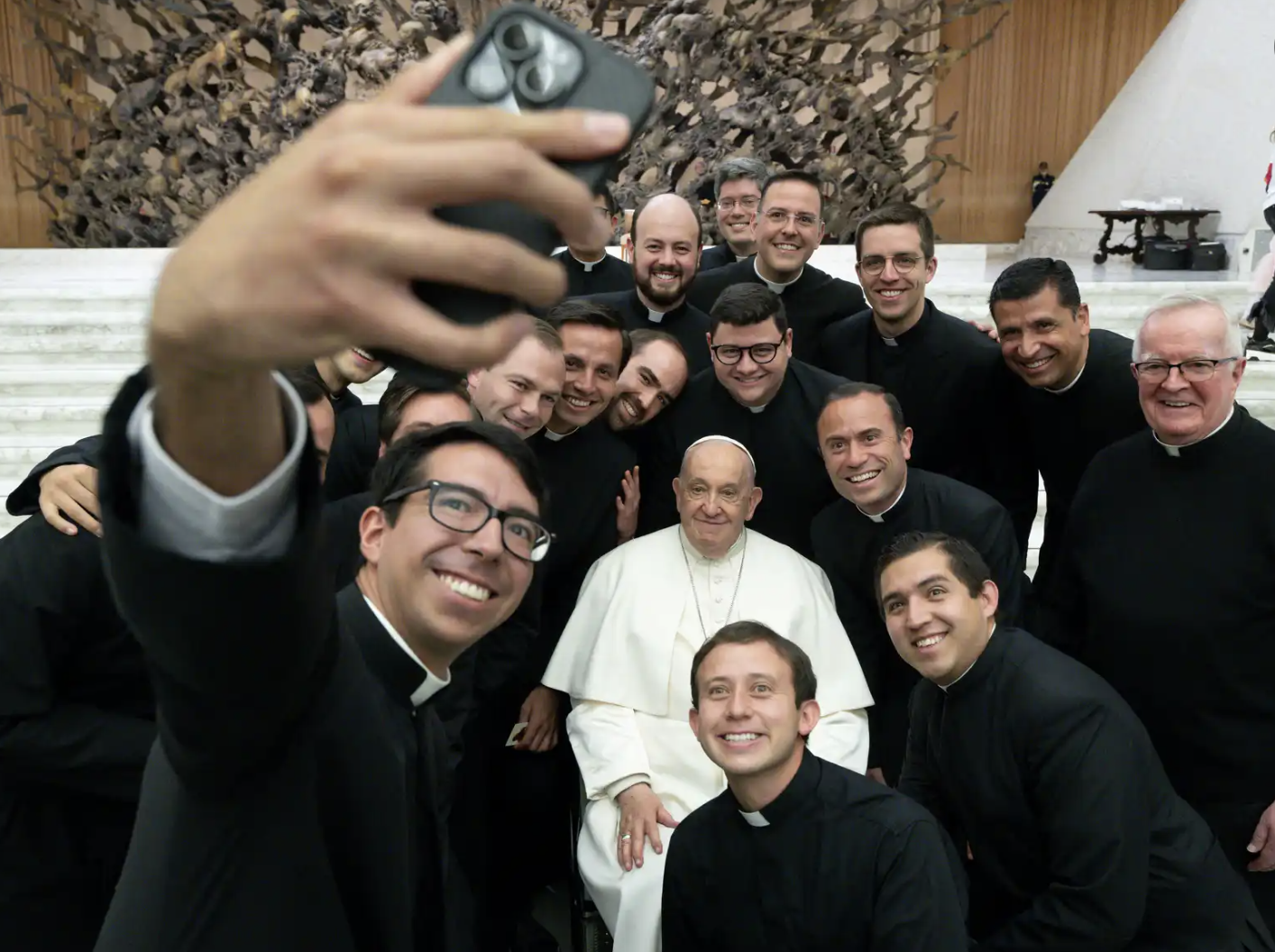 Gi&aacute;o ho&agrave;ng Francis chụp ảnh tự sướng với c&aacute;c linh mục v&agrave;o năm 2024 tại hội trường Paul VI ở Vatican. Ảnh: Vatican Pool