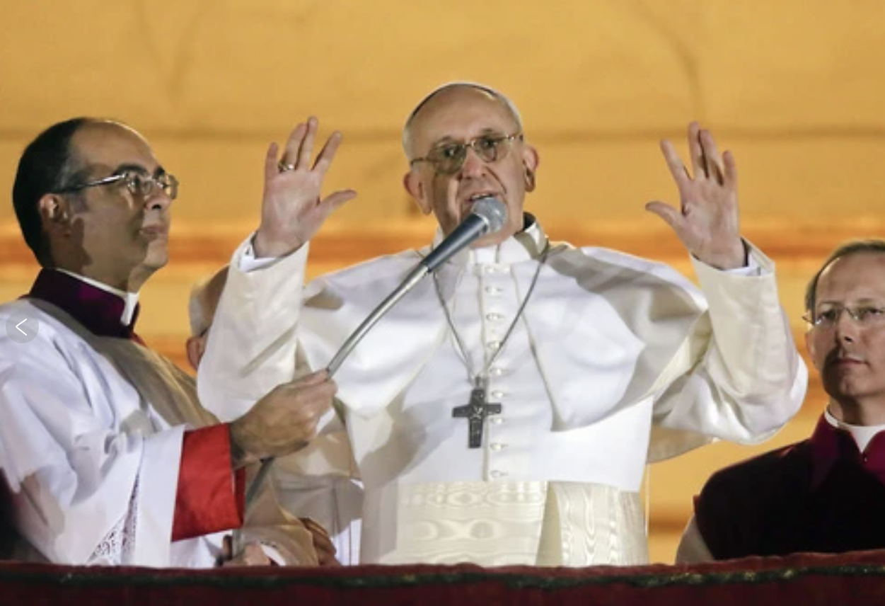 Gi&aacute;o ho&agrave;ng Francis vẫy tay ch&agrave;o đ&aacute;m đ&ocirc;ng ng&agrave;y ng&agrave;y 13- 3-2013. Ảnh: AP