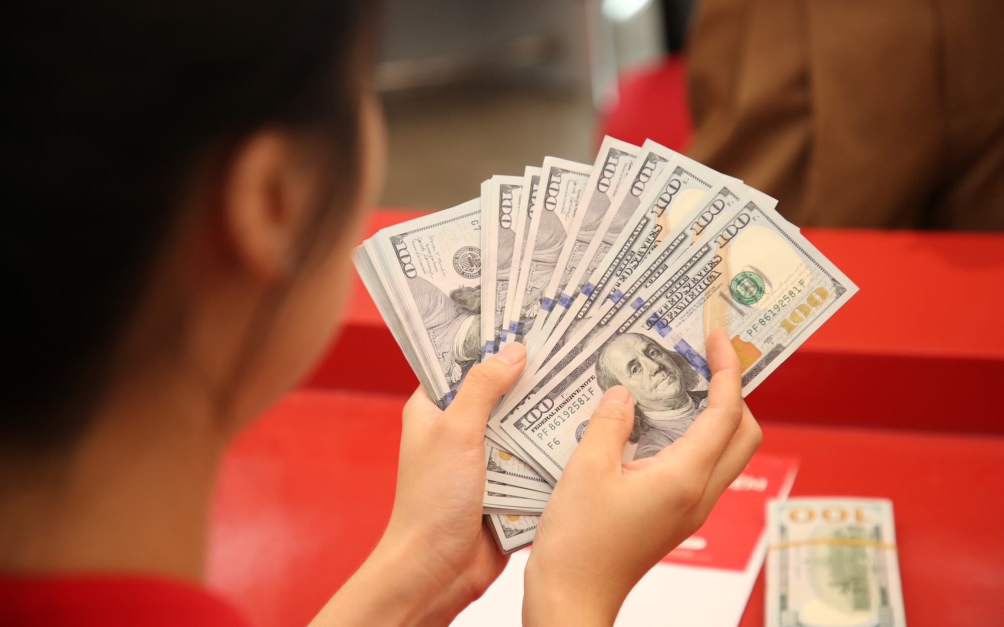 Không chỉ vàng, giá USD ngân hàng và tự do cùng tăng mạnh