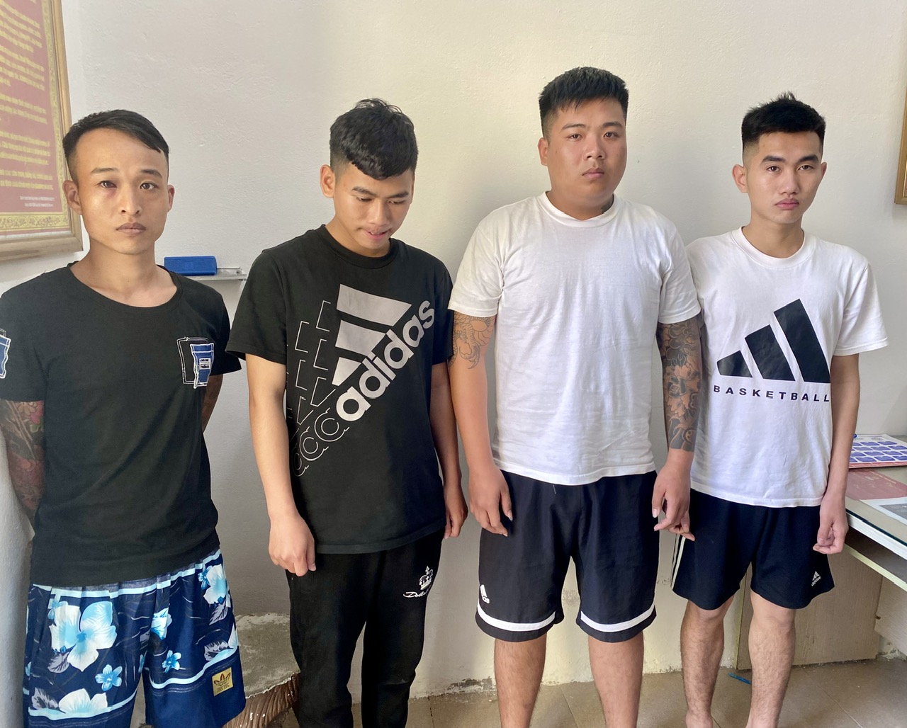 Cảnh s&aacute;t h&igrave;nh sự "bắt tại trận" ổ nh&oacute;m đang thu tiền bảo k&ecirc; b&atilde;i biển- Ảnh 1.