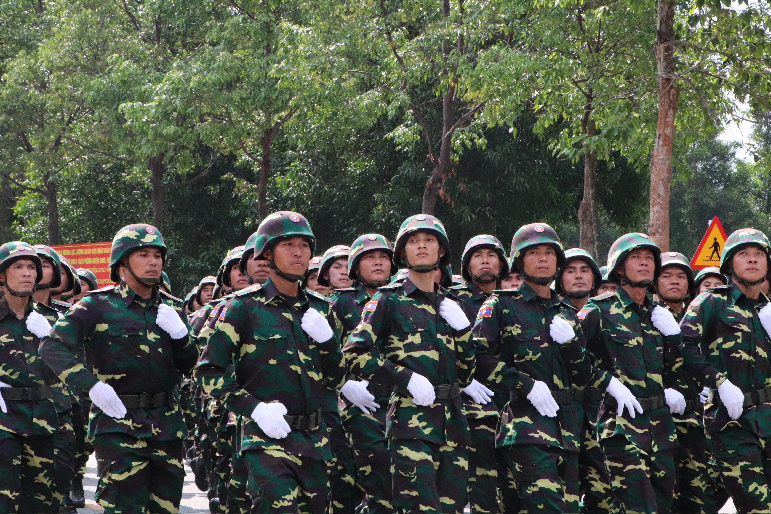 CLIP: Qu&acirc;n đội L&agrave;o v&agrave; Campuchia tập luyện diễu binh lễ 30-4 tại B&igrave;nh Dương- Ảnh 4.