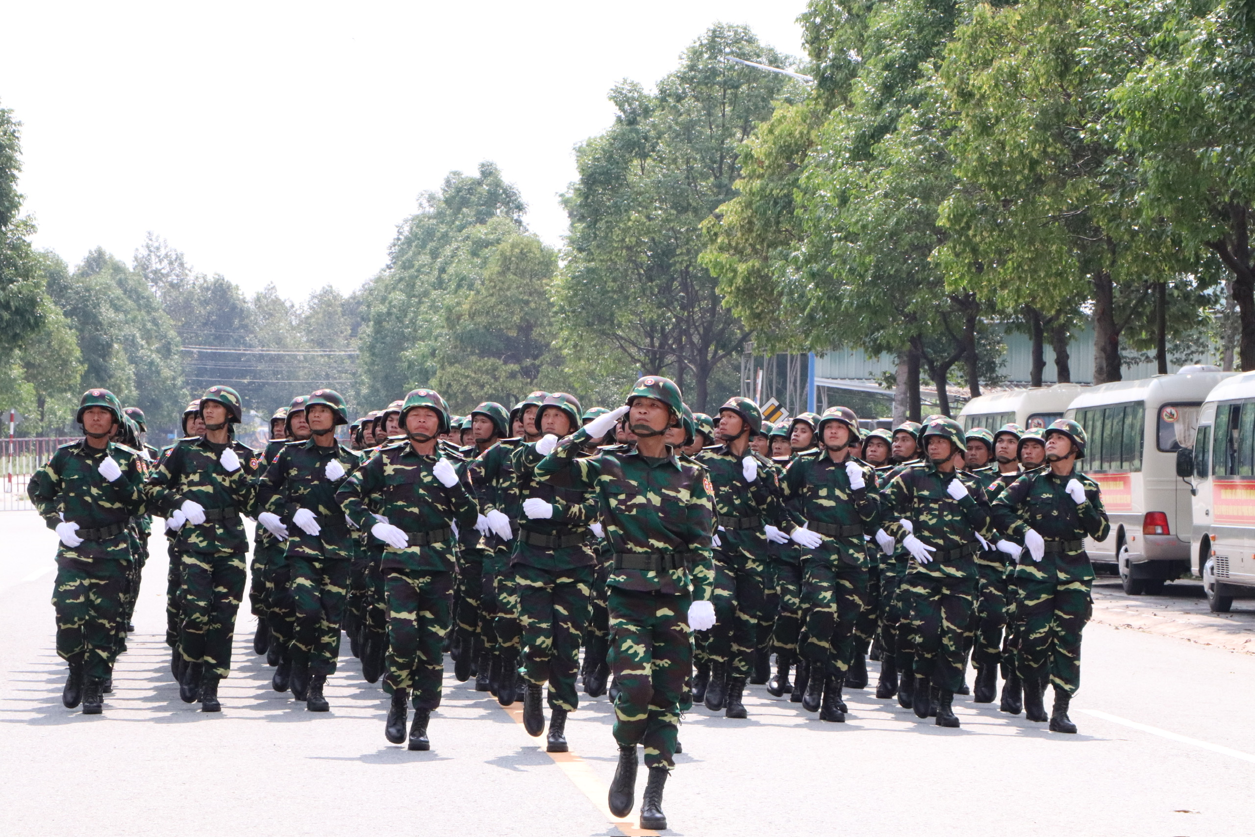 CLIP: Qu&acirc;n đội L&agrave;o v&agrave; Campuchia tập luyện diễu binh lễ 30-4 tại B&igrave;nh Dương- Ảnh 6.