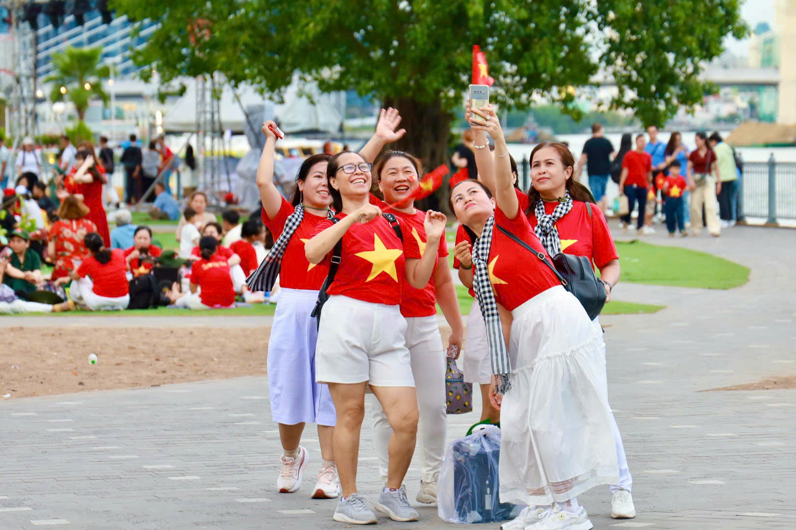 Người dân TP HCM hào hứng chờ xem diễn tập bắn đại bác tại Bến Bạch Đằng - Ảnh 10.