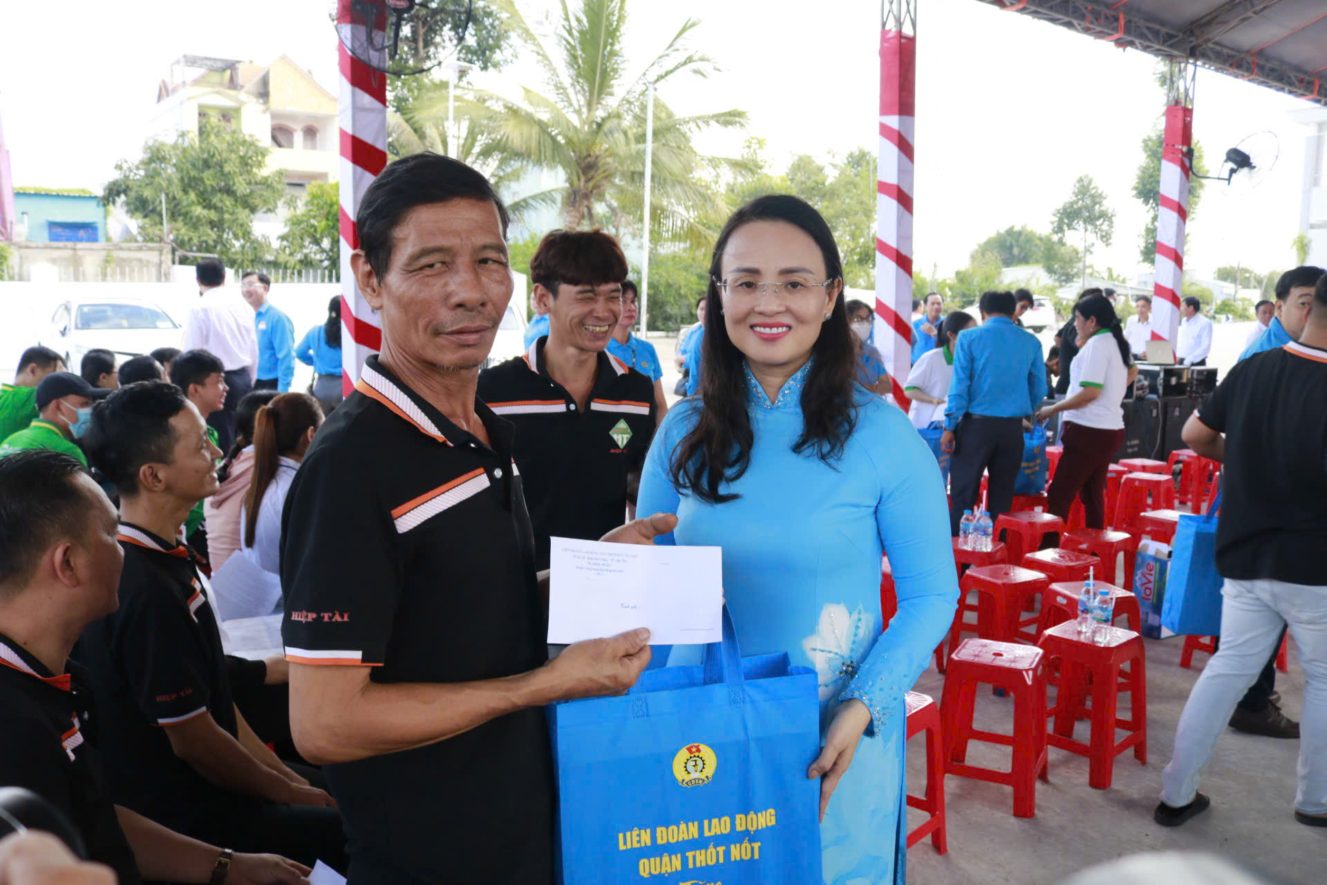 Phối hợp tổ chức chương trình "Tự hào cờ Tổ quốc" trong Tháng Công nhân tại Cần Thơ- Ảnh 2.