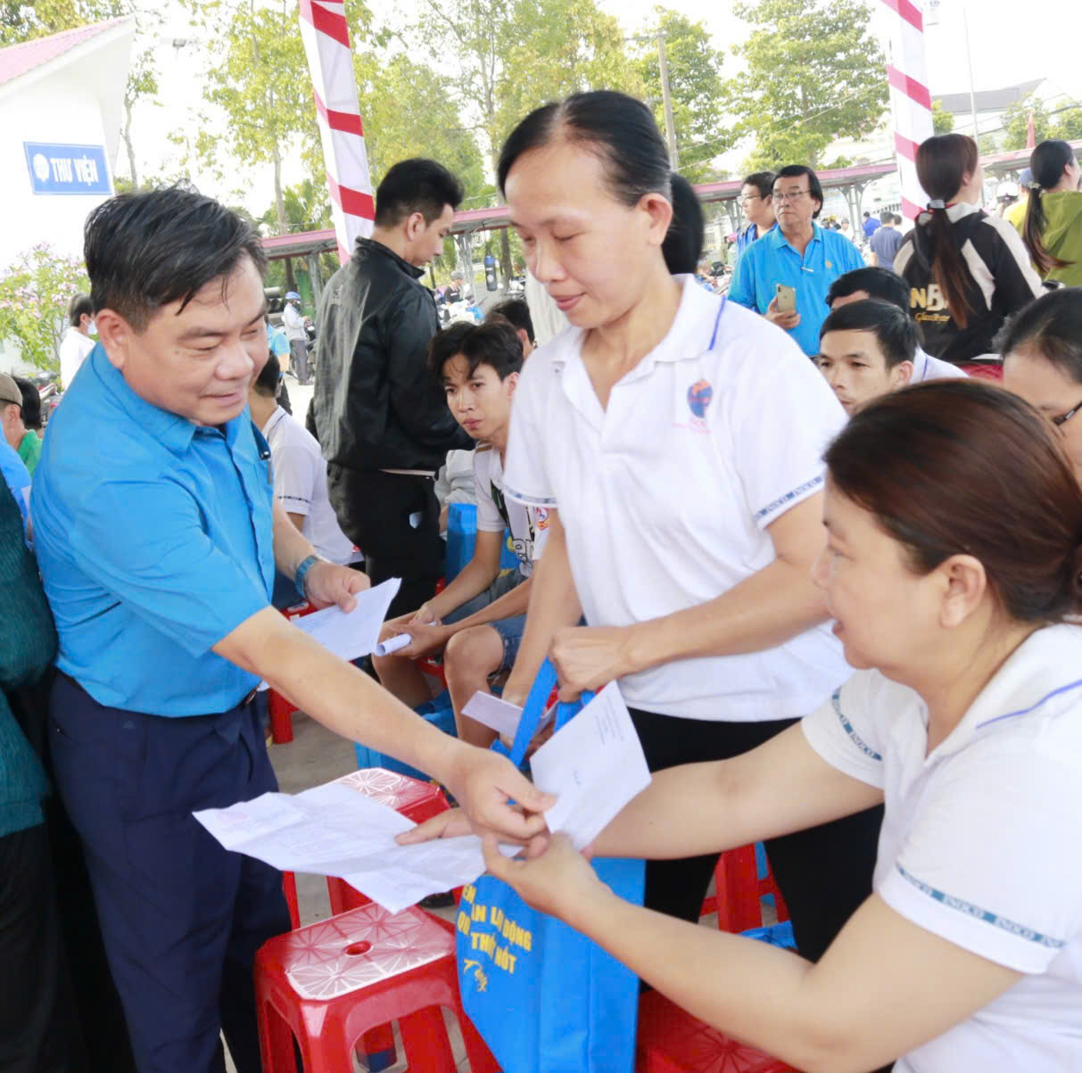 Phối hợp tổ chức chương trình "Tự hào cờ Tổ quốc" trong Tháng Công nhân tại Cần Thơ- Ảnh 4.