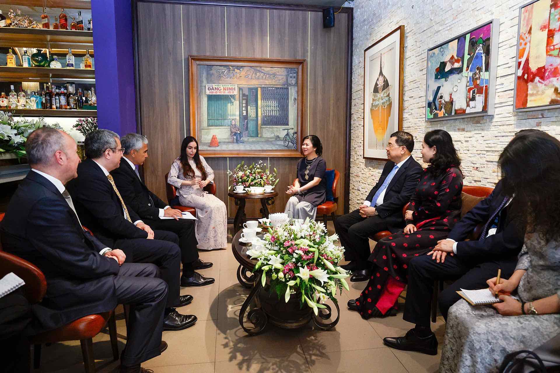 Phu nhân Tổng Bí thư tiếp Phó Chủ tịch Quỹ Heydar Aliyev tại Bảo tàng Mỹ thuật- Ảnh 5.