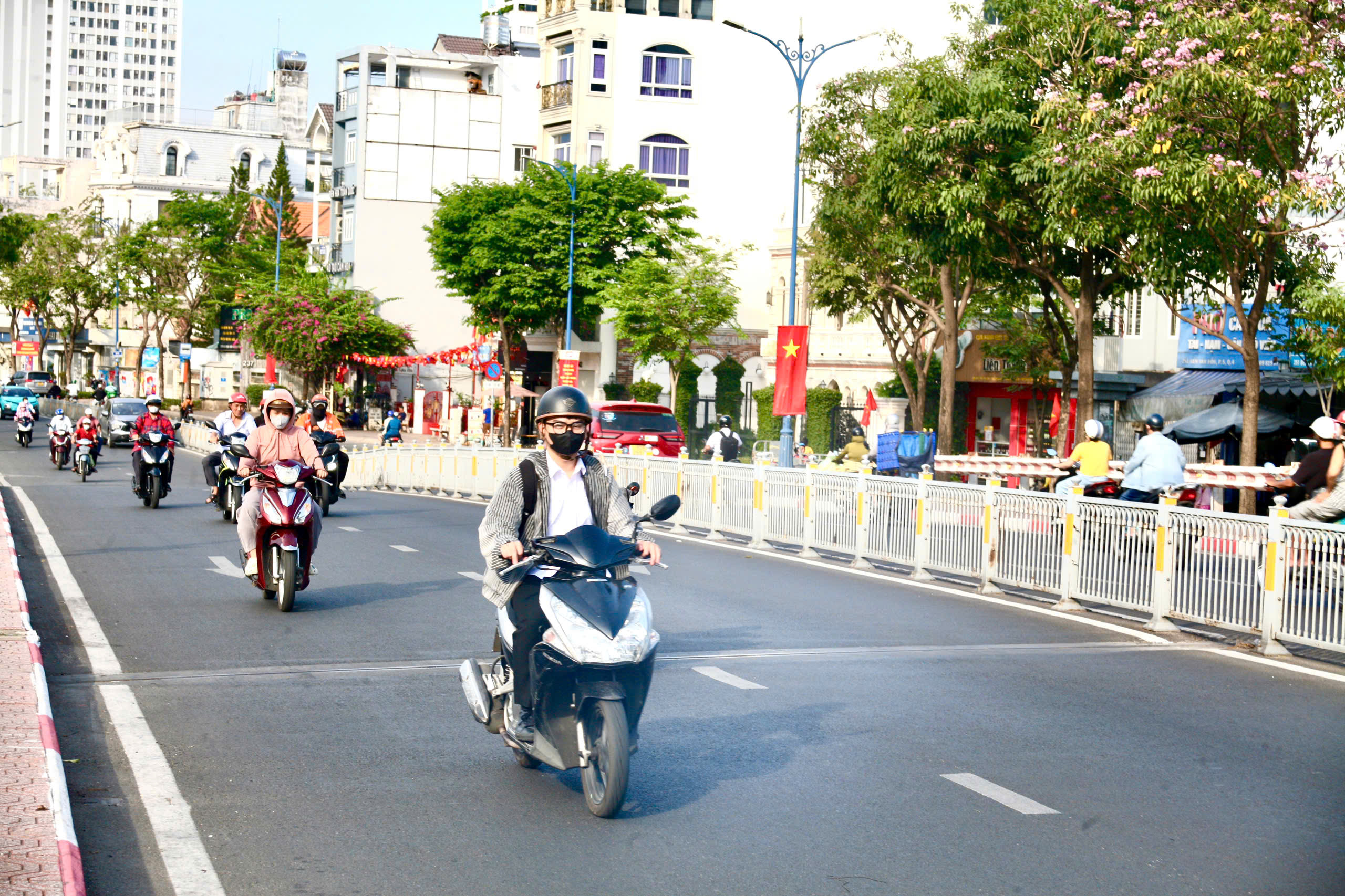 Nắng n&oacute;ng ở TP HCM k&eacute;o d&agrave;i, nhiệt độ cảm nhận ngo&agrave;i trời gần 50 độ C- Ảnh 1.