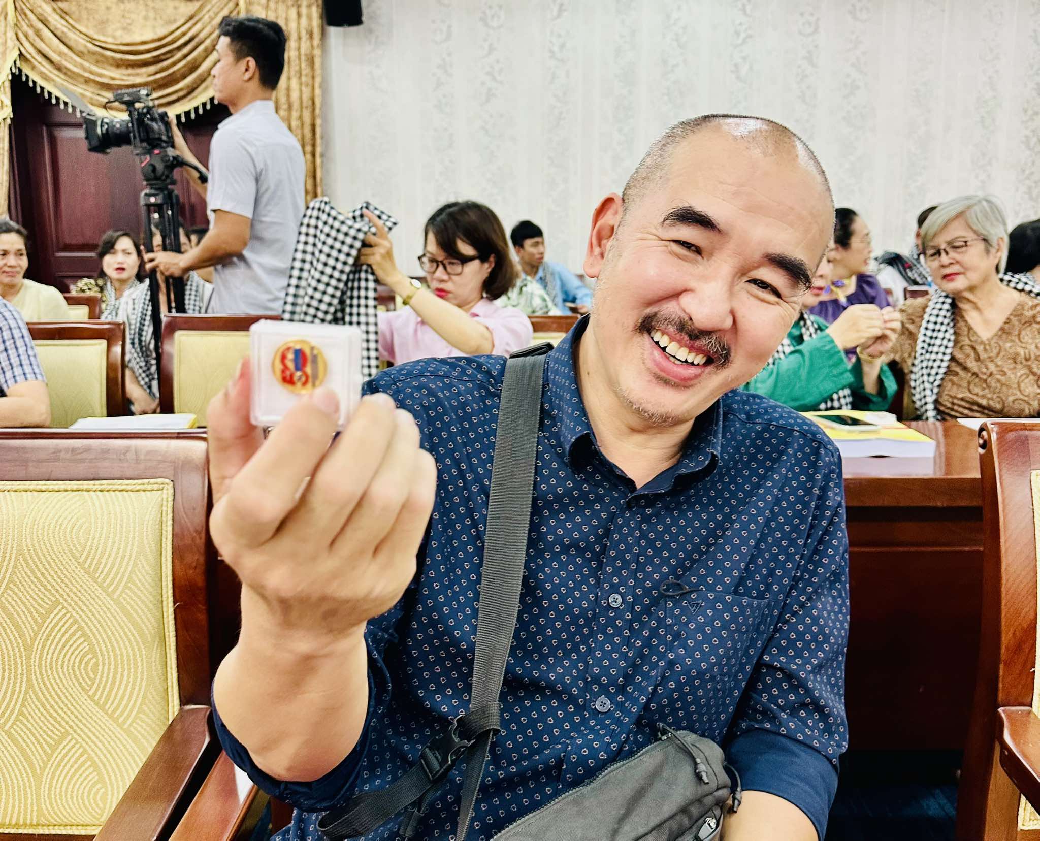 Nghệ sĩ TP HCM phấn khởi đ&oacute;n nhận huy hiệu 50 năm thống nhất đất nước- Ảnh 7.
