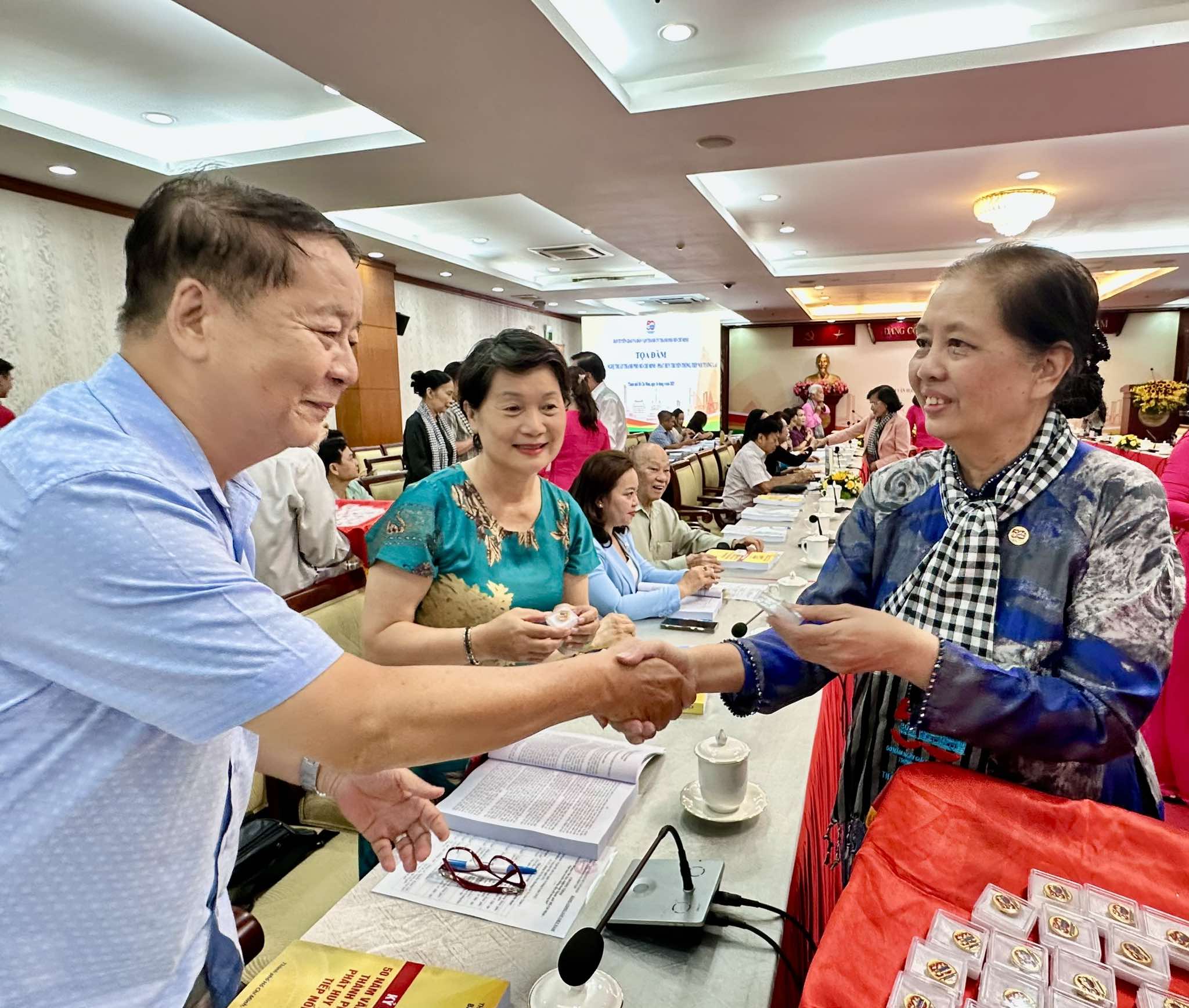 Nghệ sĩ TP HCM phấn khởi đ&oacute;n nhận huy hiệu 50 năm thống nhất đất nước- Ảnh 4.