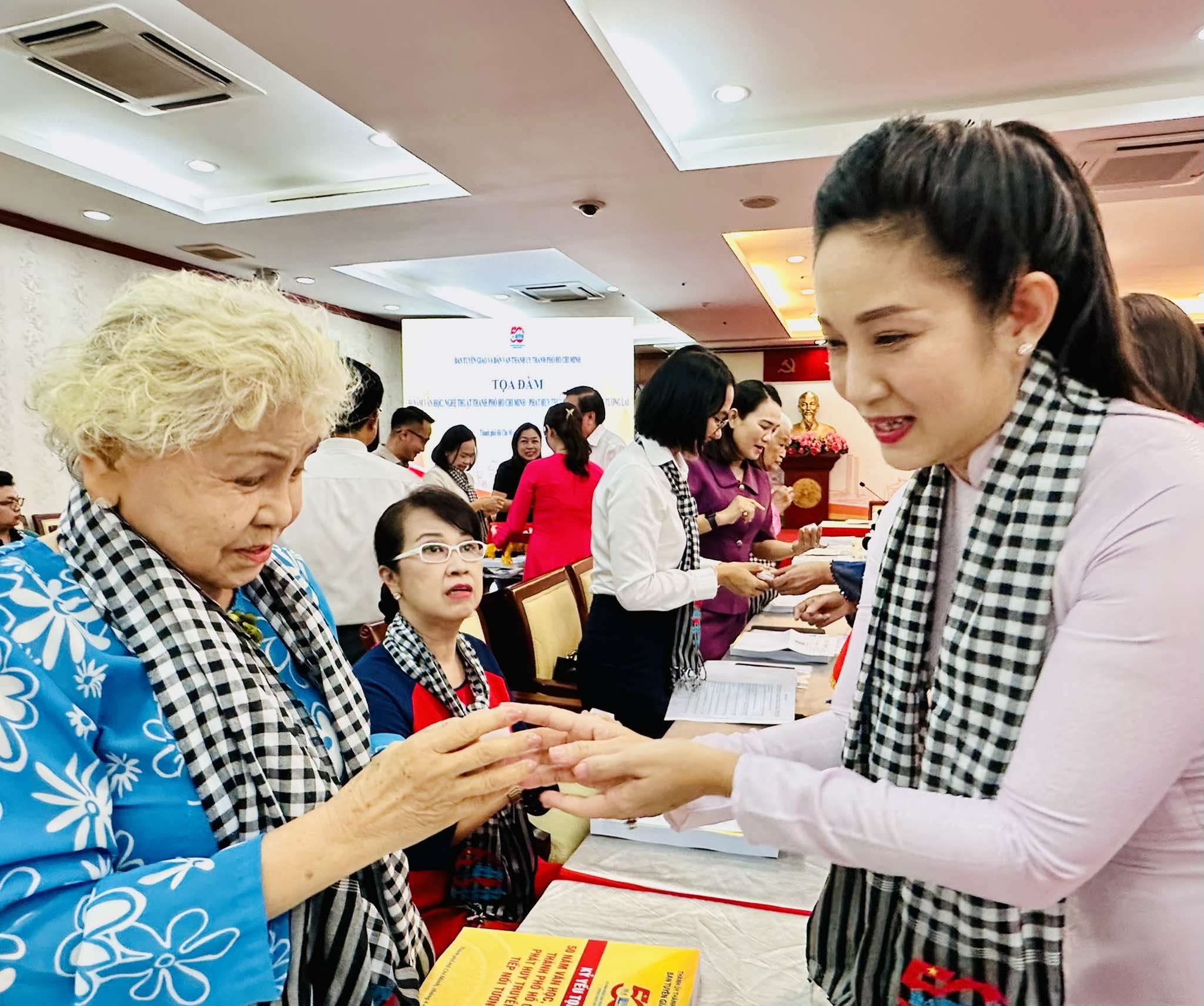 Nghệ sĩ TP HCM phấn khởi đ&oacute;n nhận huy hiệu 50 năm thống nhất đất nước- Ảnh 9.