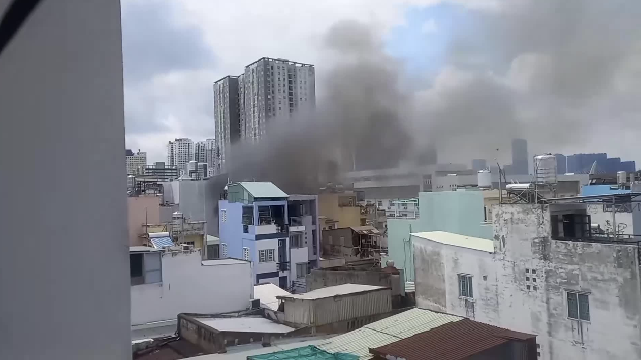 Cháy nhà ở quận 4, TP HCM - Ảnh 1.