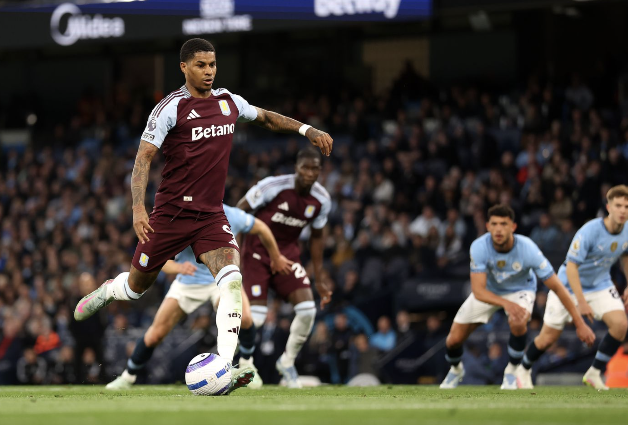 Thắng Aston Villa kịch t&iacute;nh ph&uacute;t b&ugrave; giờ, Man City v&agrave;o top 3 Ngoại hạng- Ảnh 2.