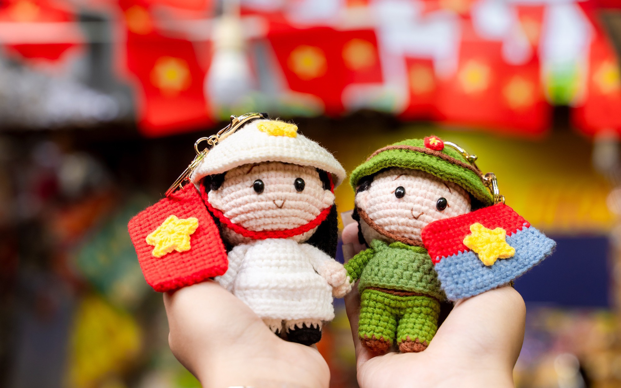 VIDEO: Cờ Tổ quốc “handmade” lan tỏa tình yêu nước từ những mũi móc len gây sốt mạng xã hội