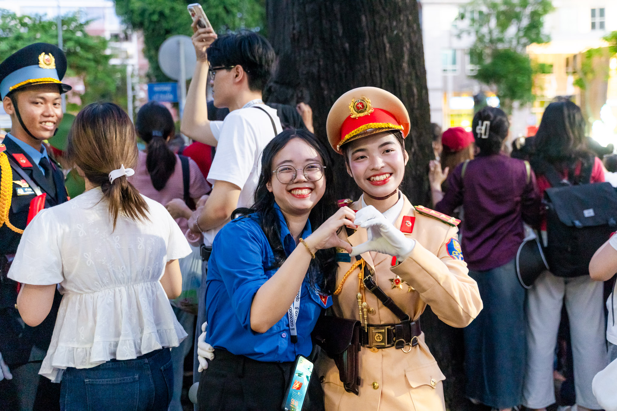 VIDEO: Khoảnh khắc "ngoan xinh y&ecirc;u" của bộ đội v&agrave; người d&acirc;n trong buổi tổng hợp luyện- Ảnh 9.