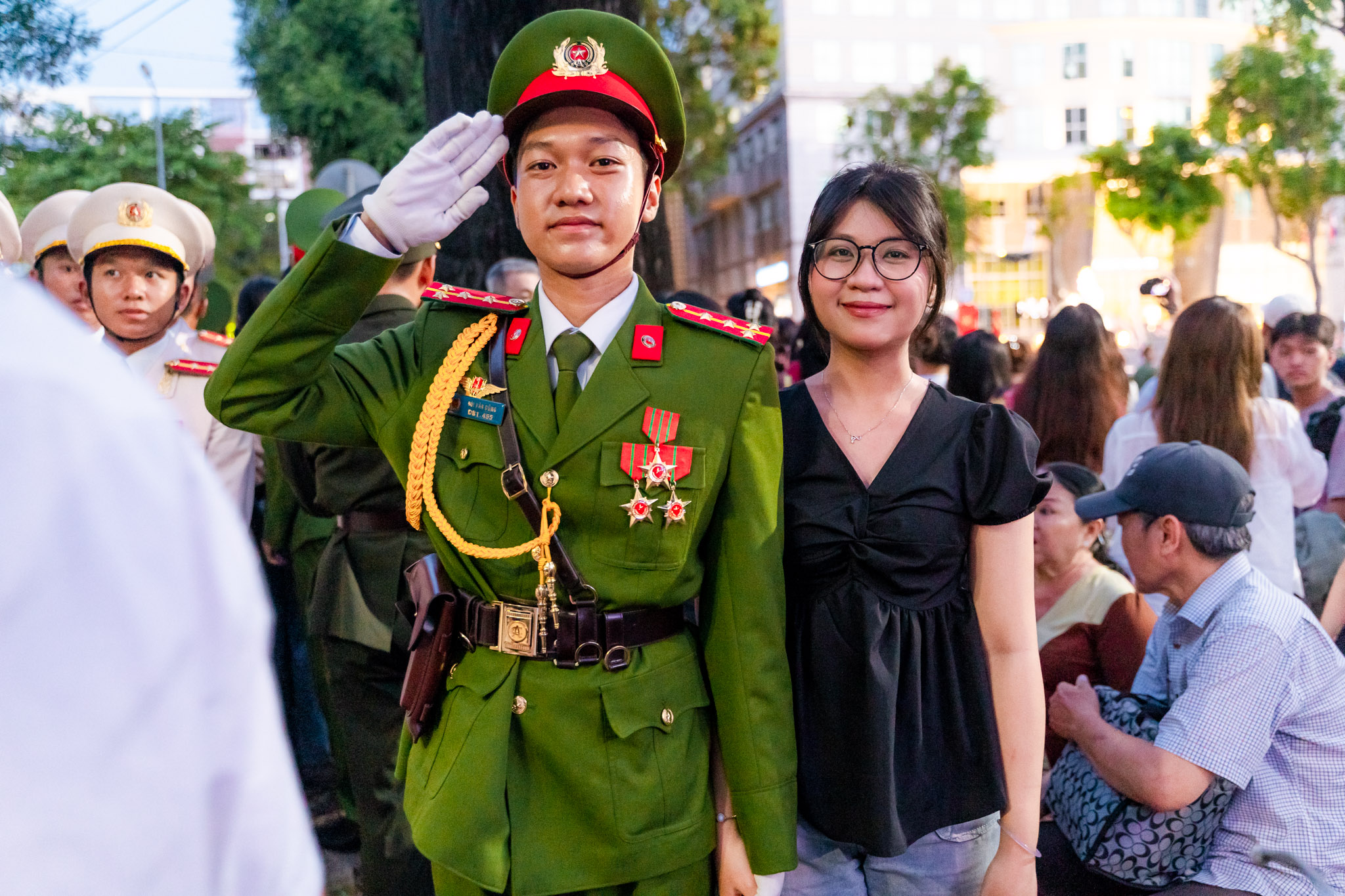 VIDEO: Khoảnh khắc "ngoan xinh y&ecirc;u" của bộ đội v&agrave; người d&acirc;n trong buổi tổng hợp luyện- Ảnh 19.