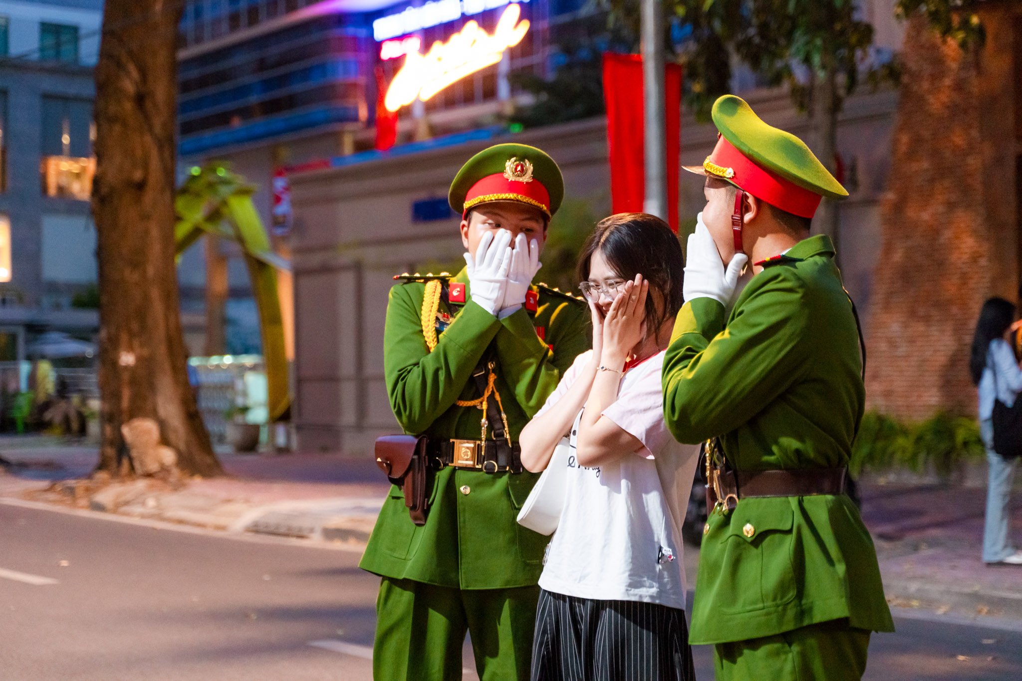 VIDEO: Khoảnh khắc "ngoan xinh y&ecirc;u" của bộ đội v&agrave; người d&acirc;n trong buổi tổng hợp luyện- Ảnh 21.