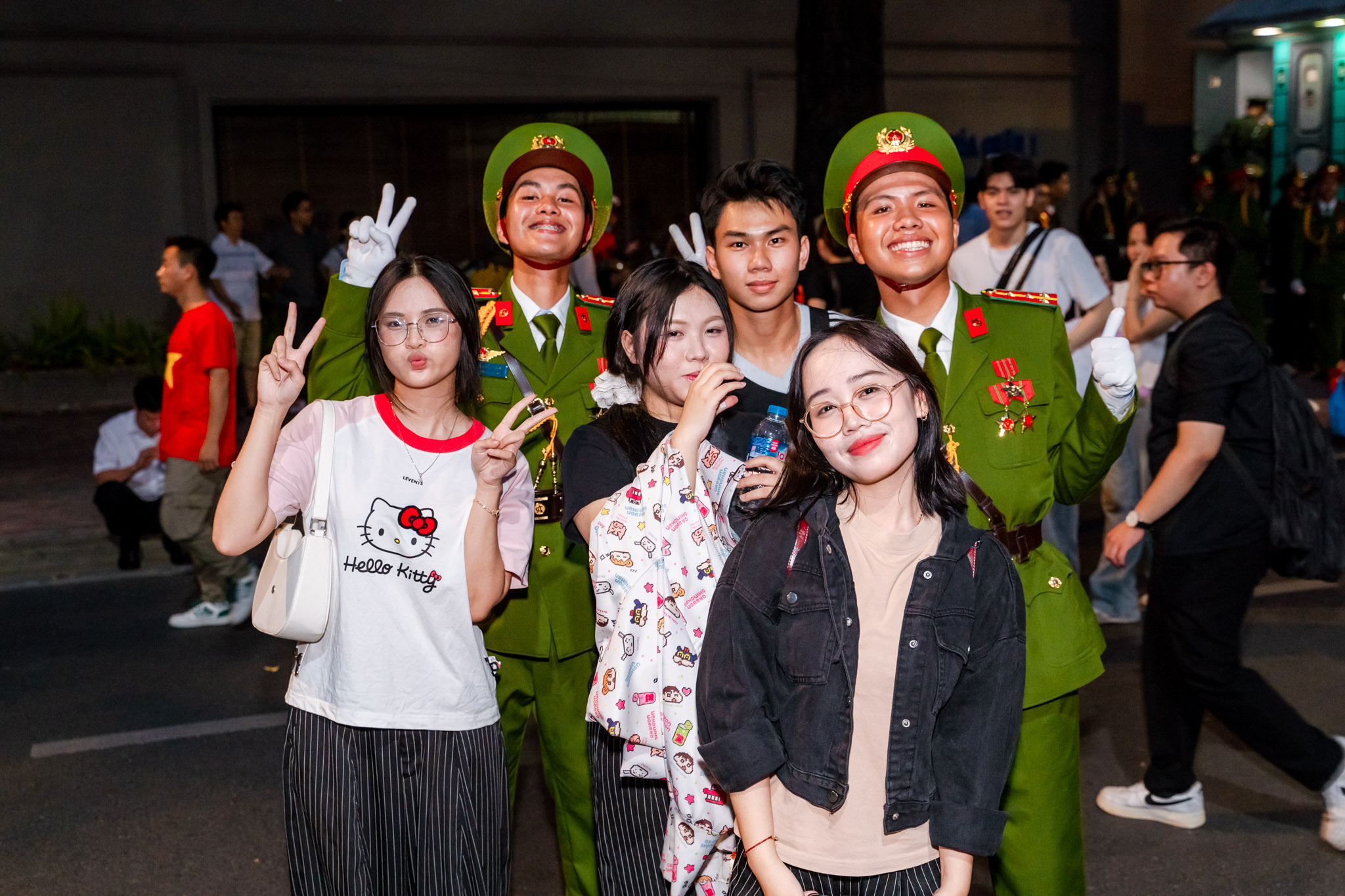 VIDEO: Khoảnh khắc "ngoan xinh y&ecirc;u" của bộ đội v&agrave; người d&acirc;n trong buổi tổng hợp luyện- Ảnh 17.