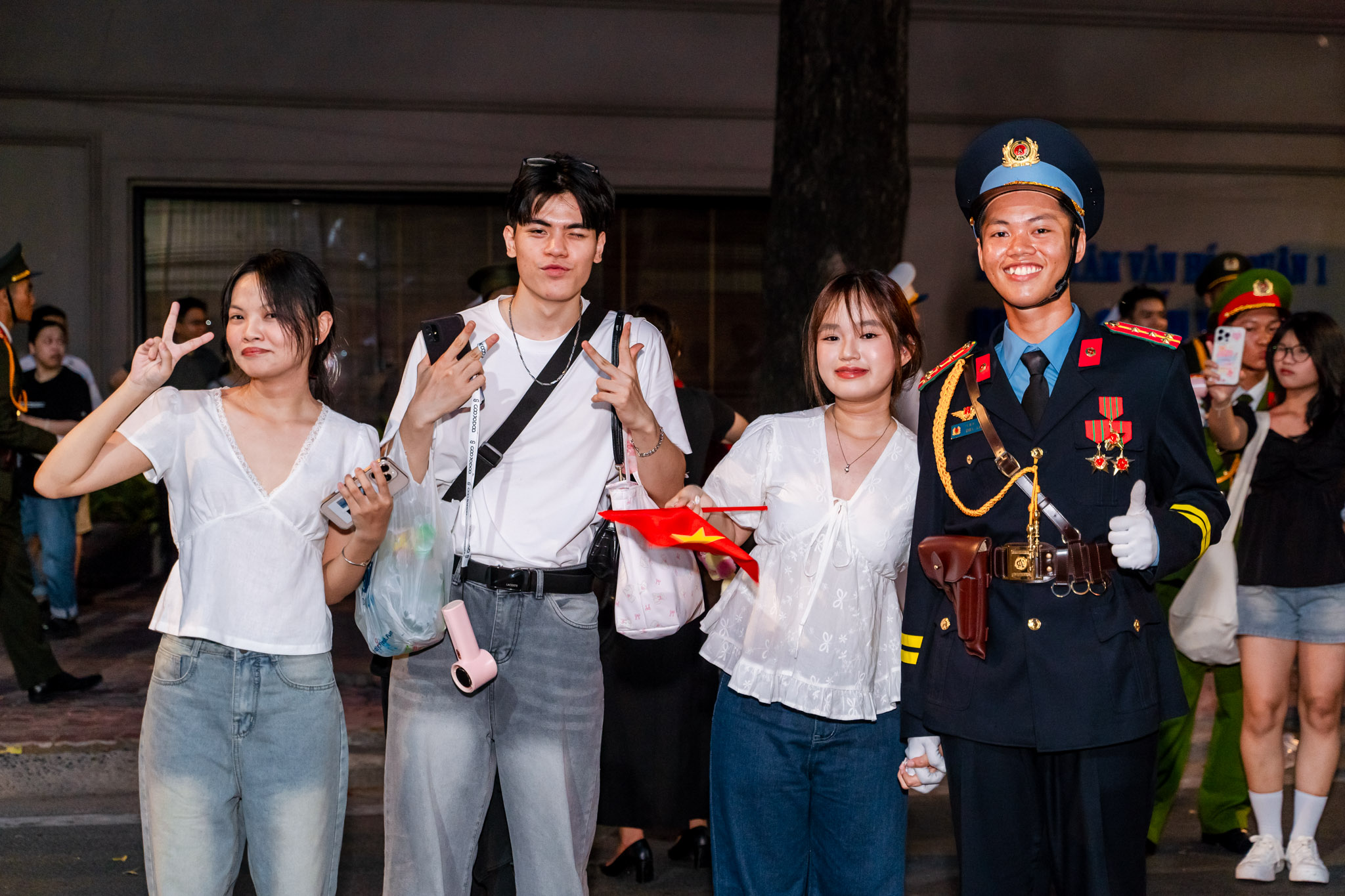 VIDEO: Khoảnh khắc "ngoan xinh y&ecirc;u" của bộ đội v&agrave; người d&acirc;n trong buổi tổng hợp luyện- Ảnh 15.