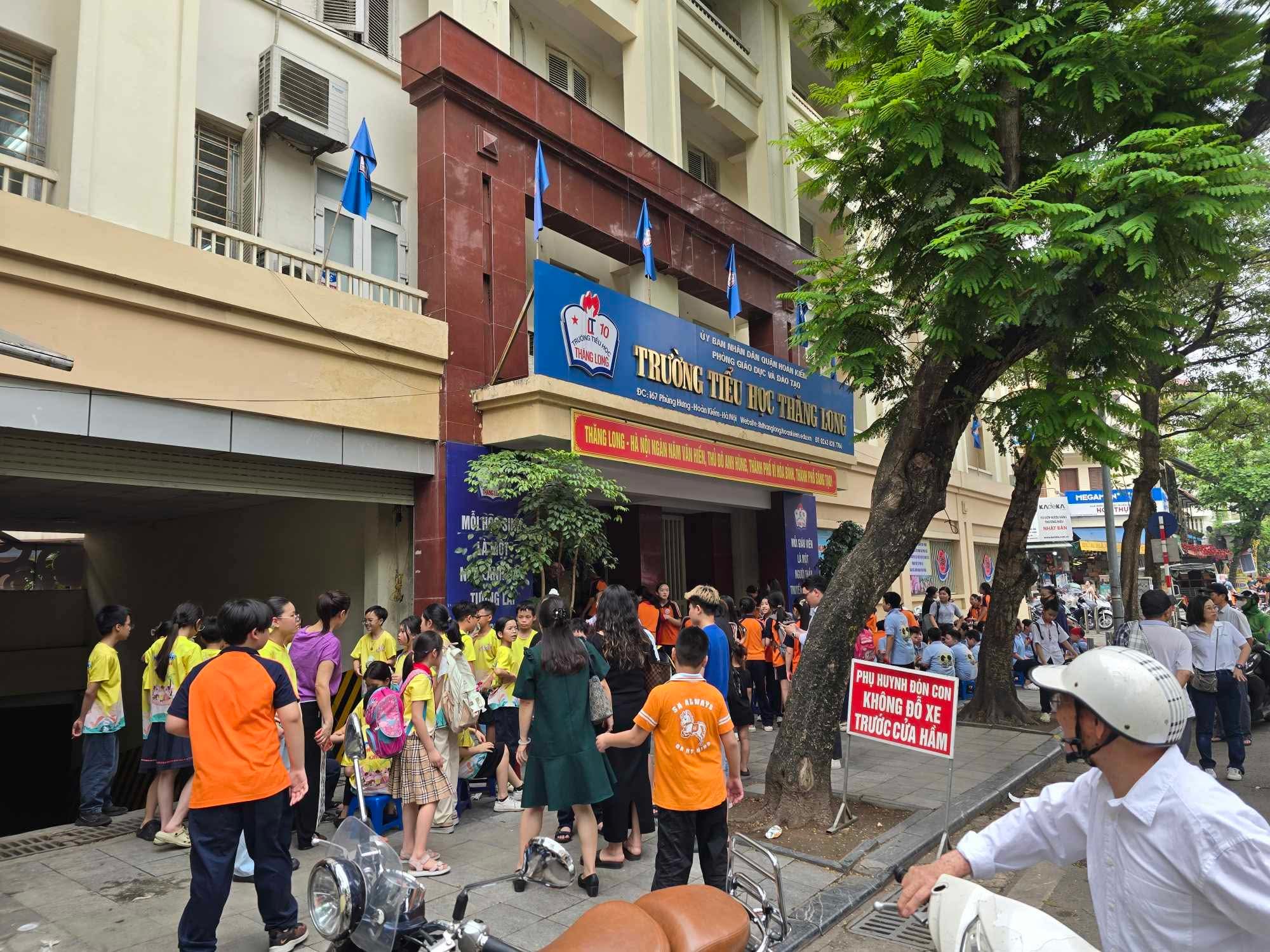 Cháy nhà gần trường tiểu học trong phố cổ, sơ tán hàng trăm học sinh- Ảnh 3.