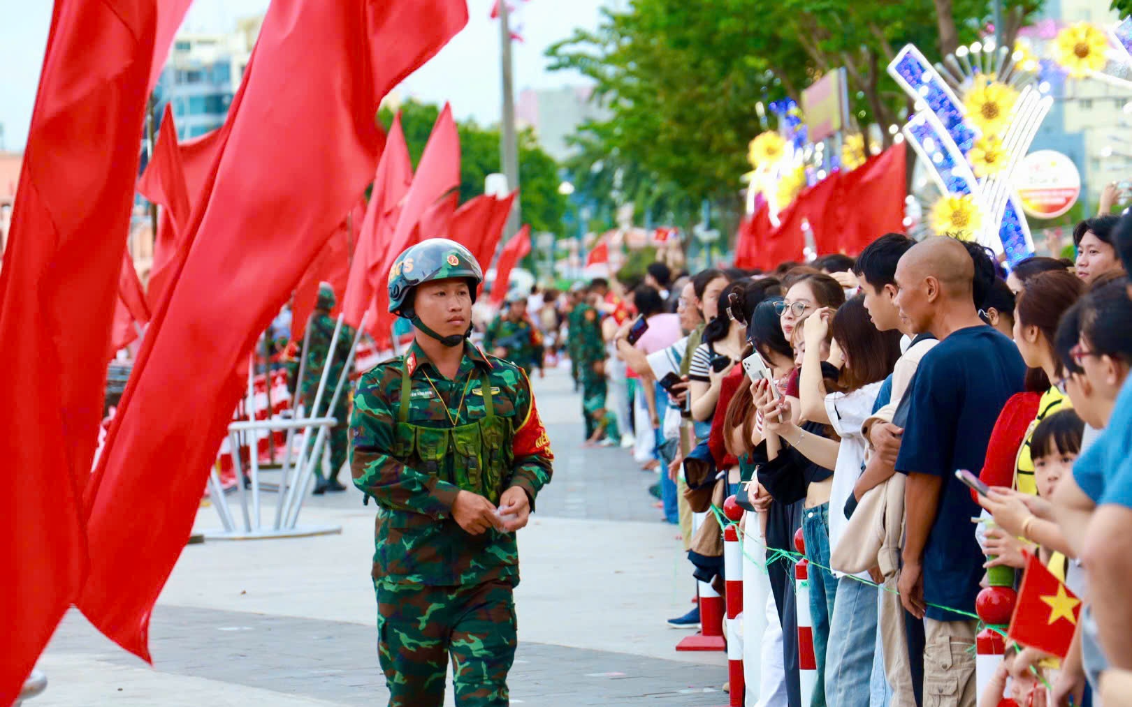 Người dân TP HCM hào hứng, tự hào khi xem tập bắn đại bác tại Bến Bạch Đằng tối 22-4