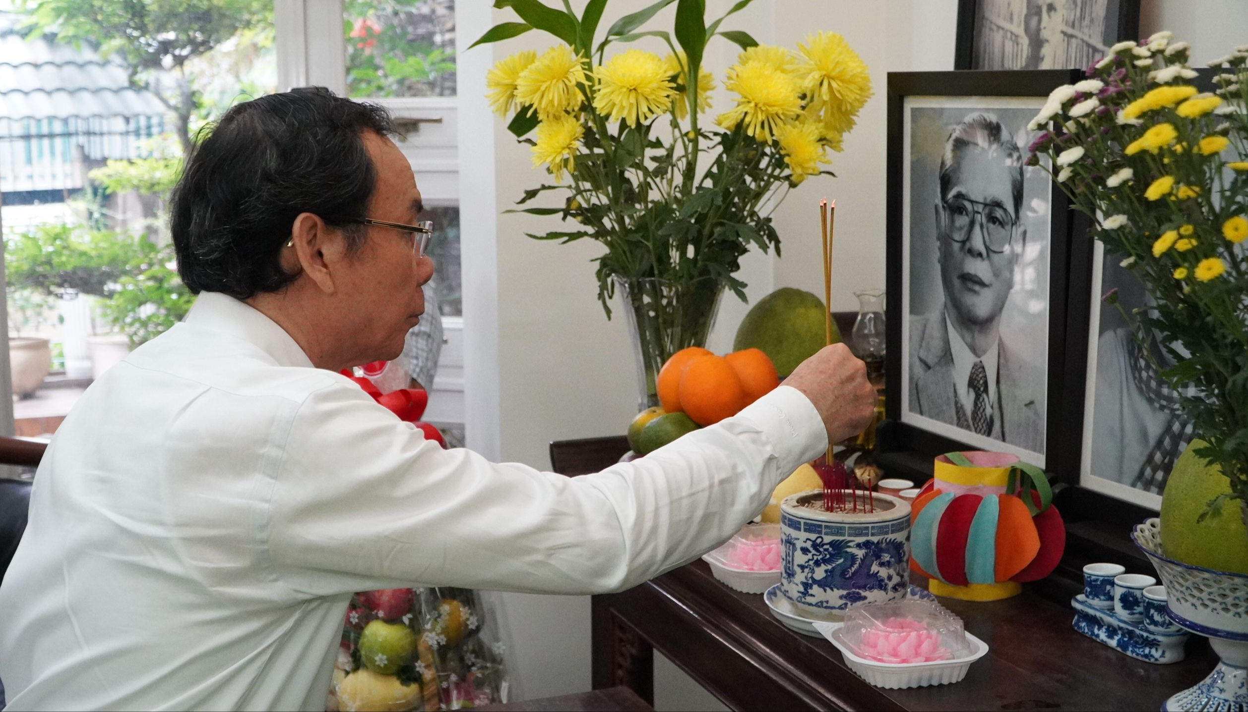 Bí thư Thành ủy TP HCM Nguyễn Văn Nên thăm gia đình nguyên Tổng Bí thư Nguyễn Văn Linh- Ảnh 1.