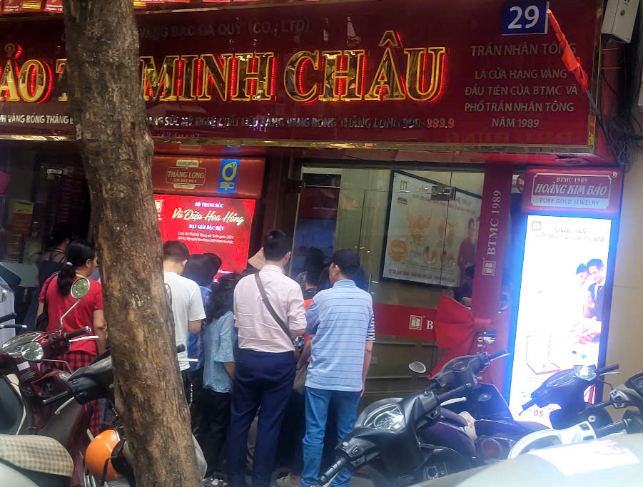 Giá vàng tăng vùn vụt nhưng "có tiền không dễ mua"- Ảnh 2.