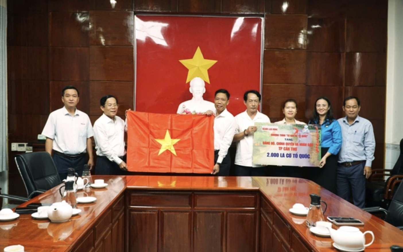 Phối hợp tổ chức chương trình "Tự hào cờ Tổ quốc" trong Tháng Công nhân tại Cần Thơ