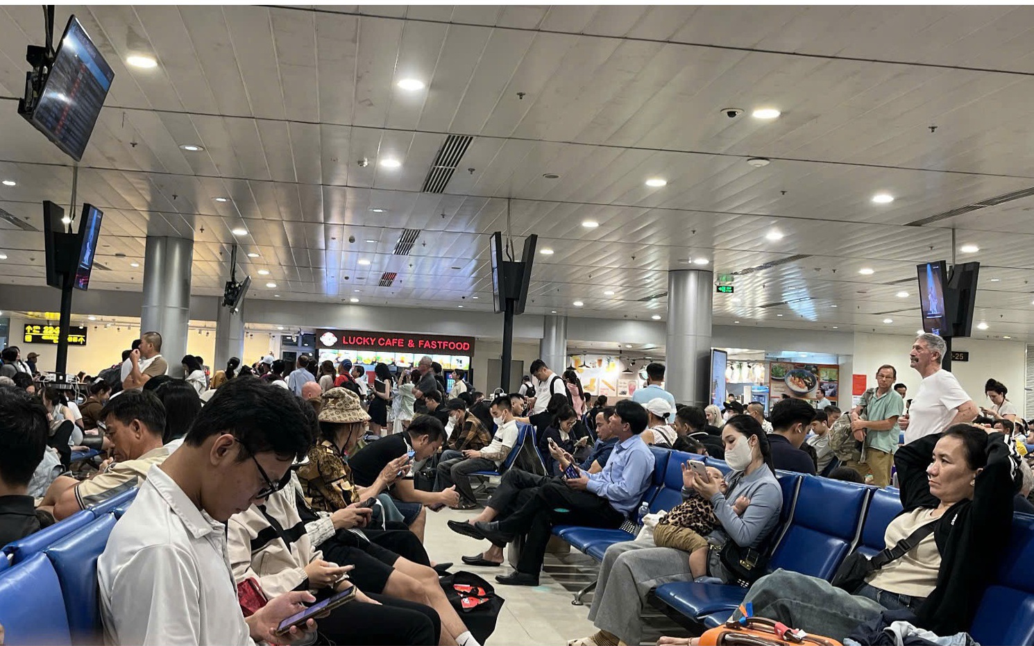 Khách than phiền chuyến bay bị chậm, rồi hủy ở sân bay Tân Sơn Nhất